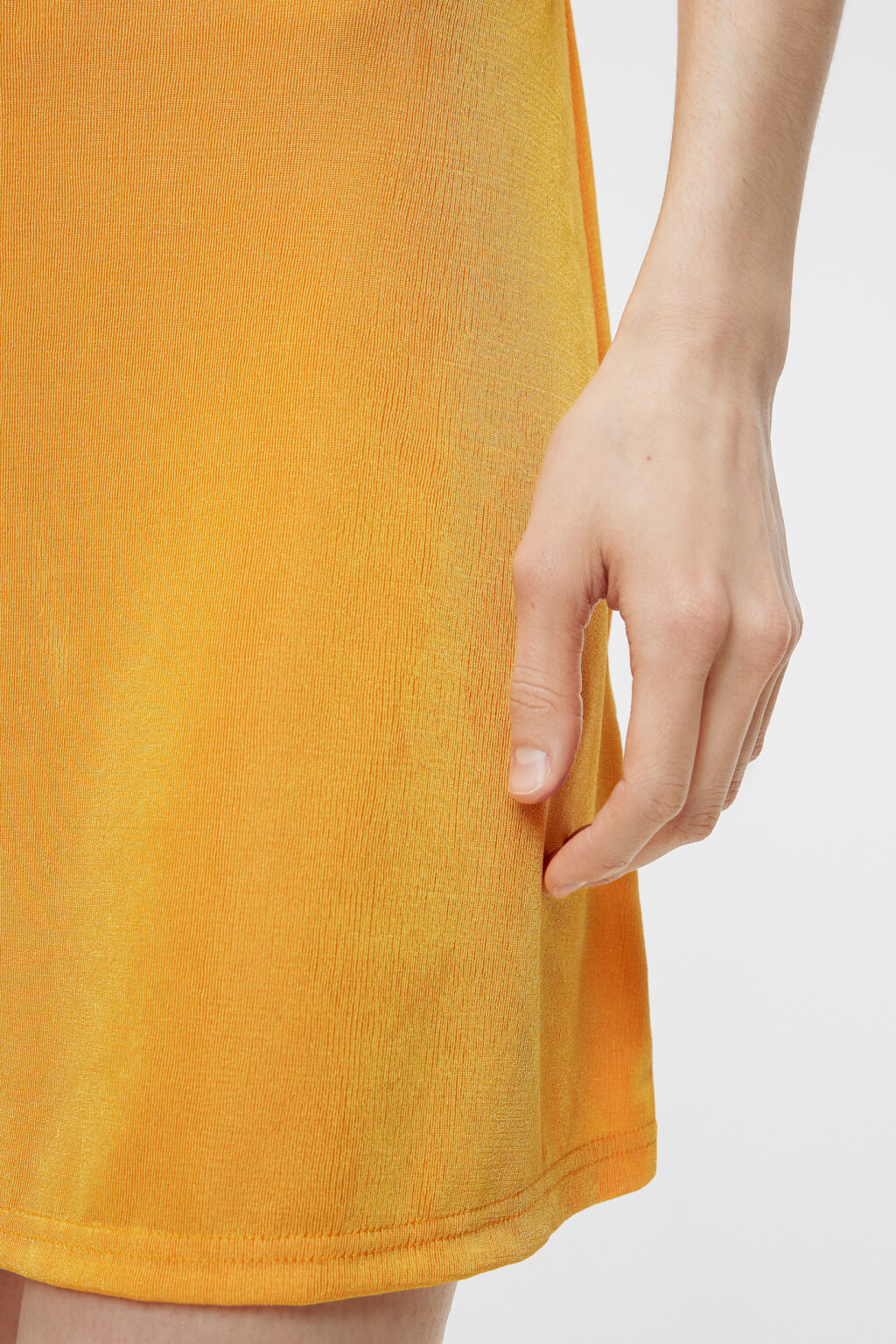 Платье-сарафан мини приталенное с V-вырезом на груди - цвет оранжевый - 6