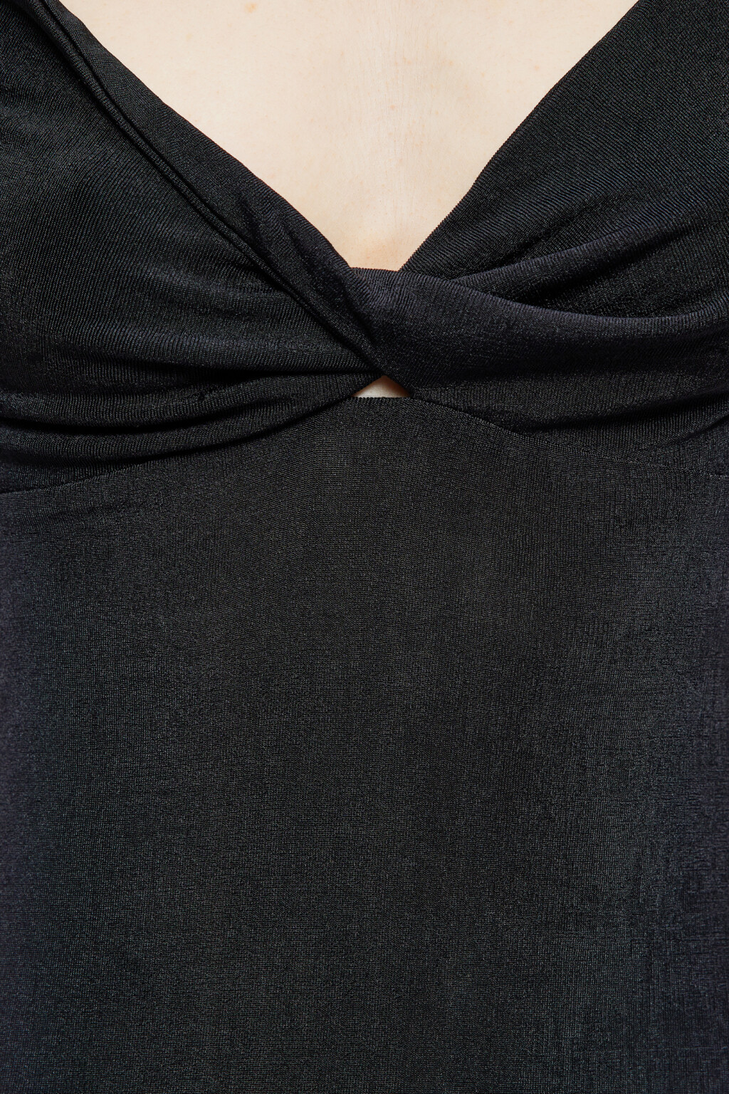 Платье-сарафан мини приталенное с V-вырезом на груди - цвет черный - 5