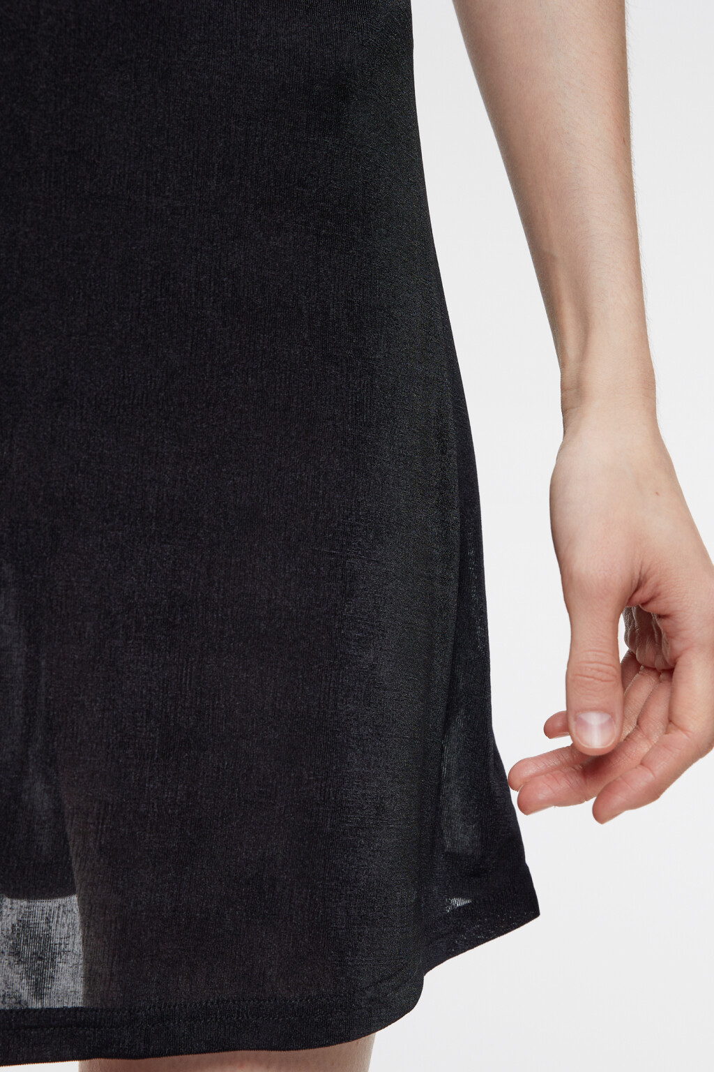 Платье-сарафан мини приталенное с V-вырезом на груди - цвет черный - 6