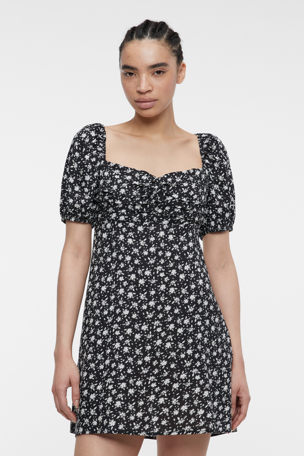 Платье baby-doll приталенное вискозное с вырезом-каре - цвет черный - 1