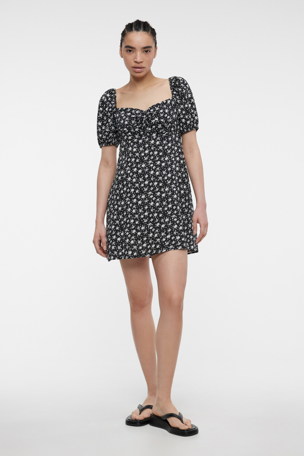 Платье baby-doll приталенное вискозное с вырезом-каре - цвет черный - 4