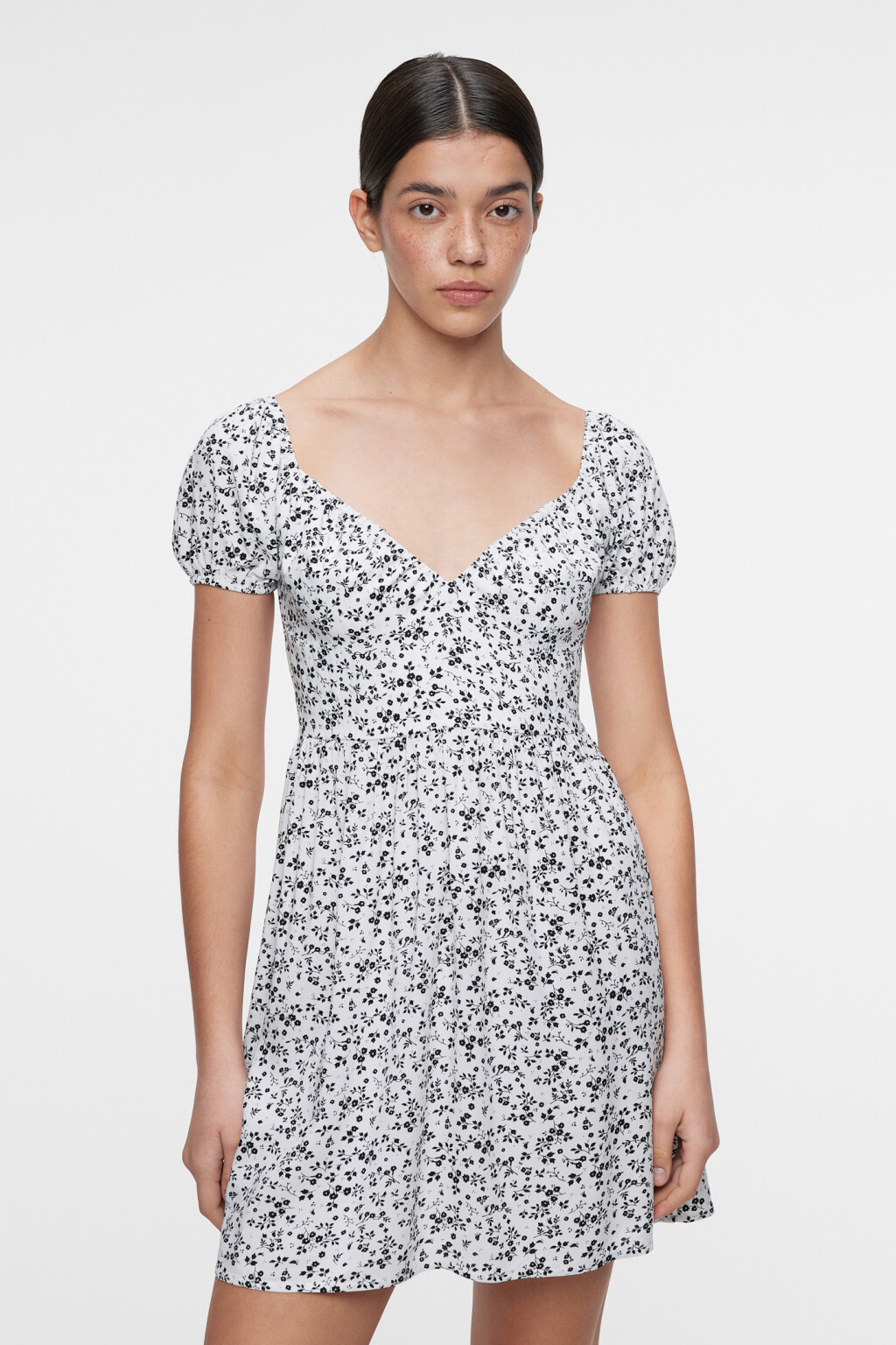 Платье мини вискозное приталенное с глубоким вырезом - цвет белый - 2