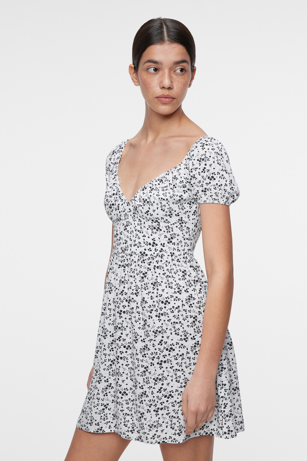 Платье мини вискозное приталенное с глубоким вырезом - цвет белый - 3