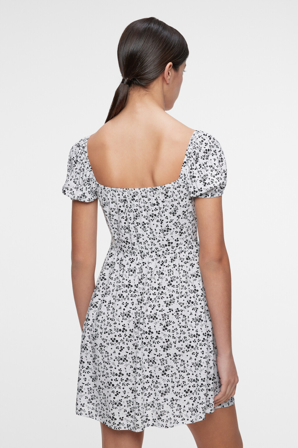 Платье мини вискозное приталенное с глубоким вырезом - цвет белый - 4