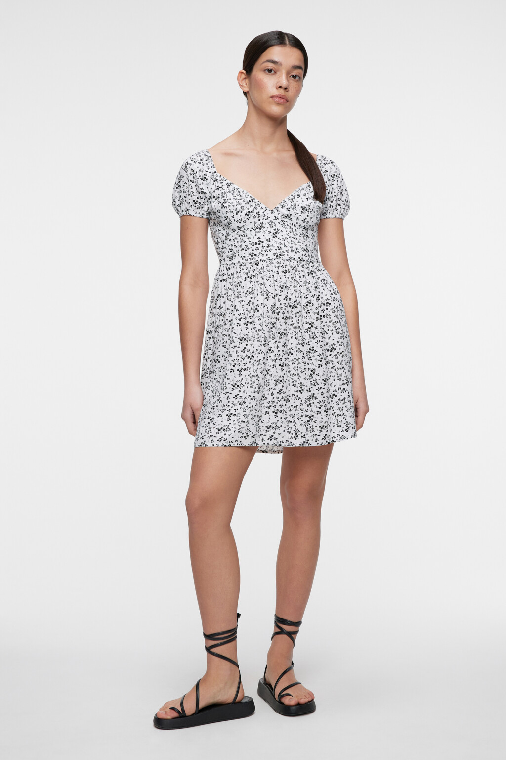 Платье мини вискозное приталенное с глубоким вырезом - цвет белый - 1