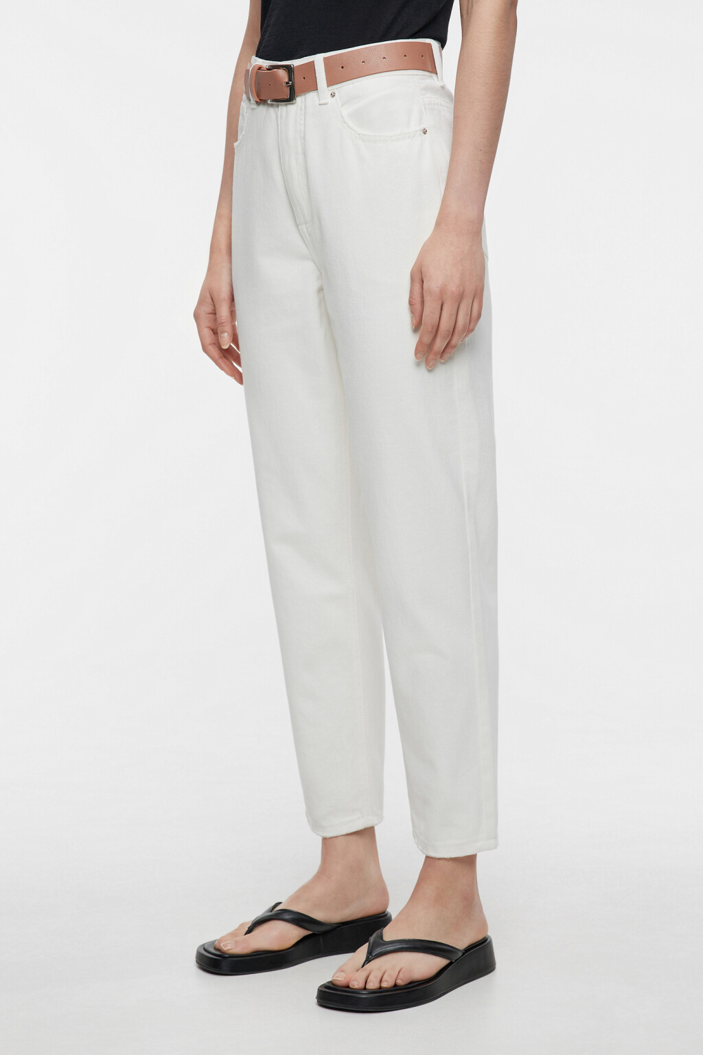 Джинсы mom's классические белые с кожаным ремнем - цвет белый - 2