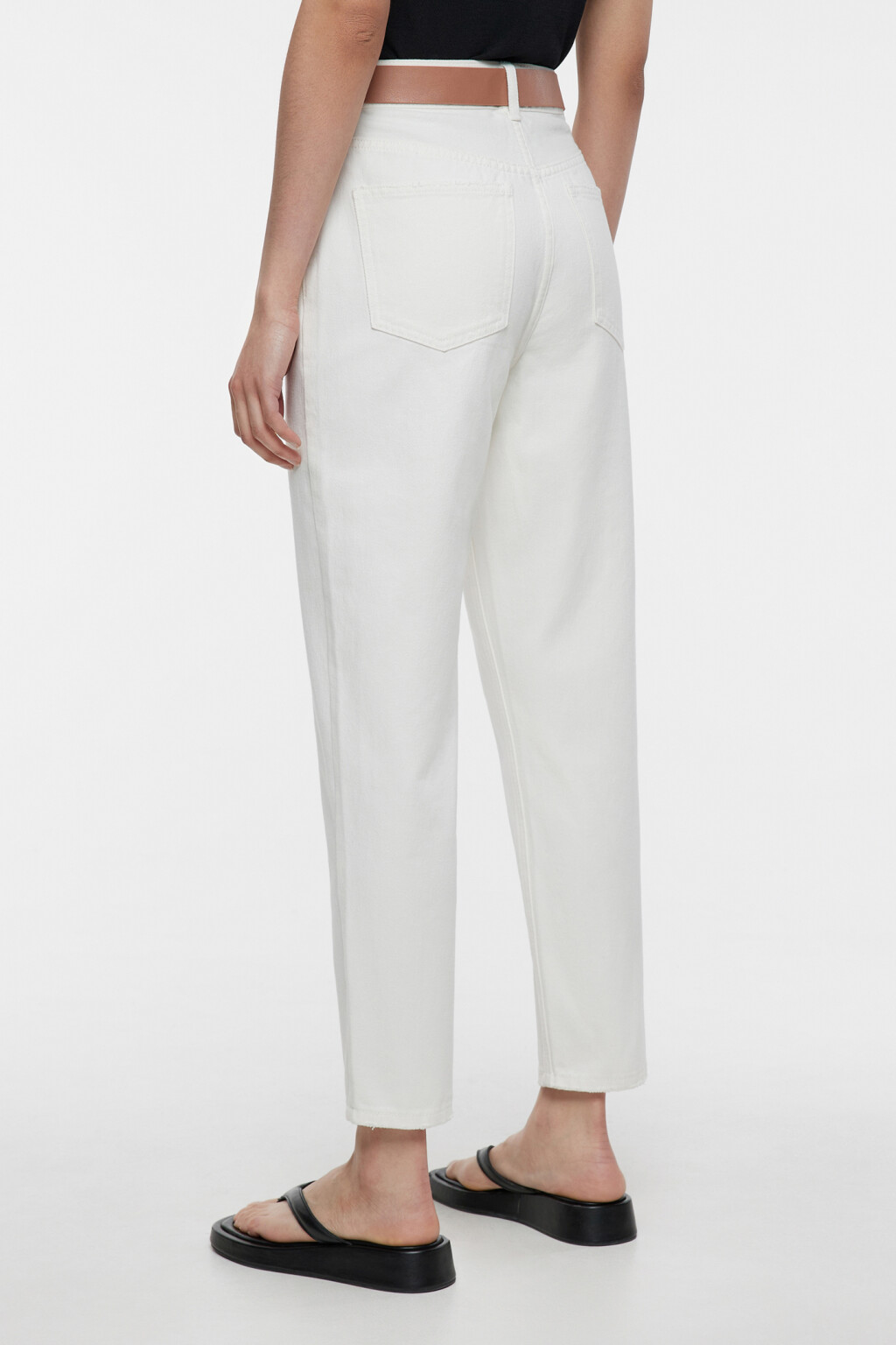 Джинсы mom's классические белые с кожаным ремнем - цвет белый - 3