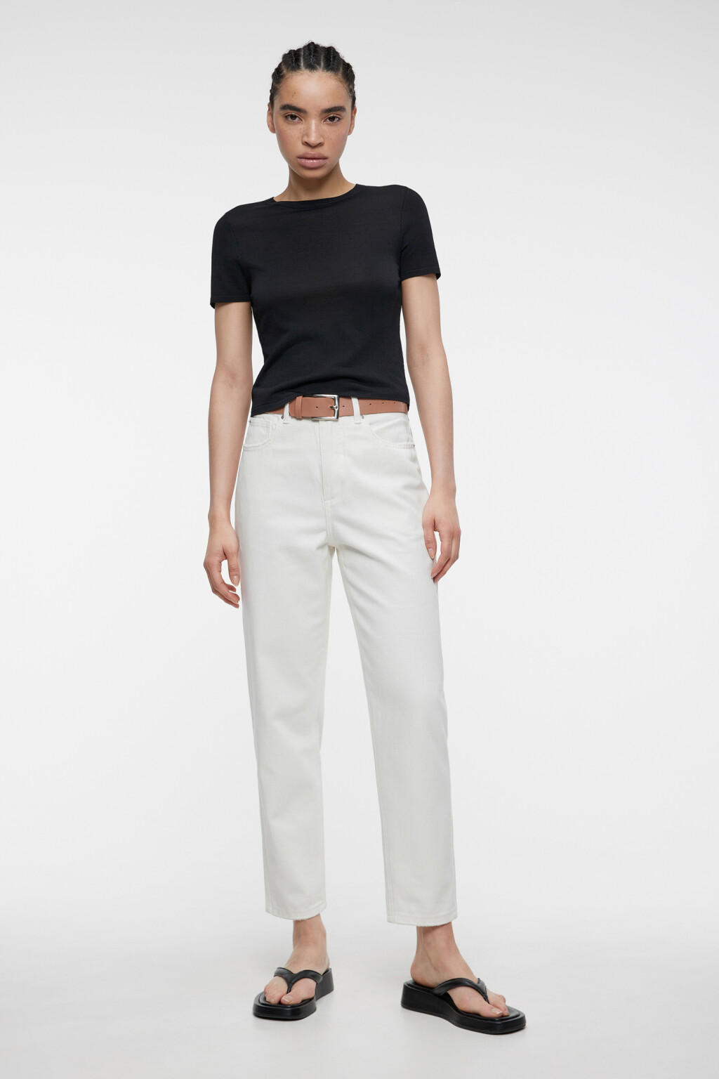 Джинсы mom's классические белые с кожаным ремнем - цвет белый - 4