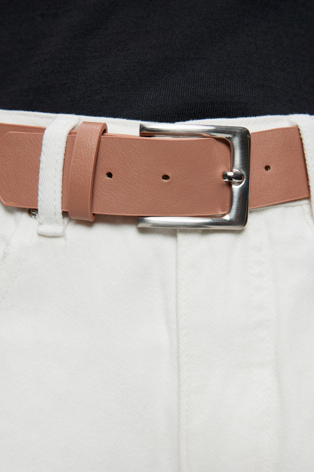 Джинсы mom's классические белые с кожаным ремнем - цвет белый - 5