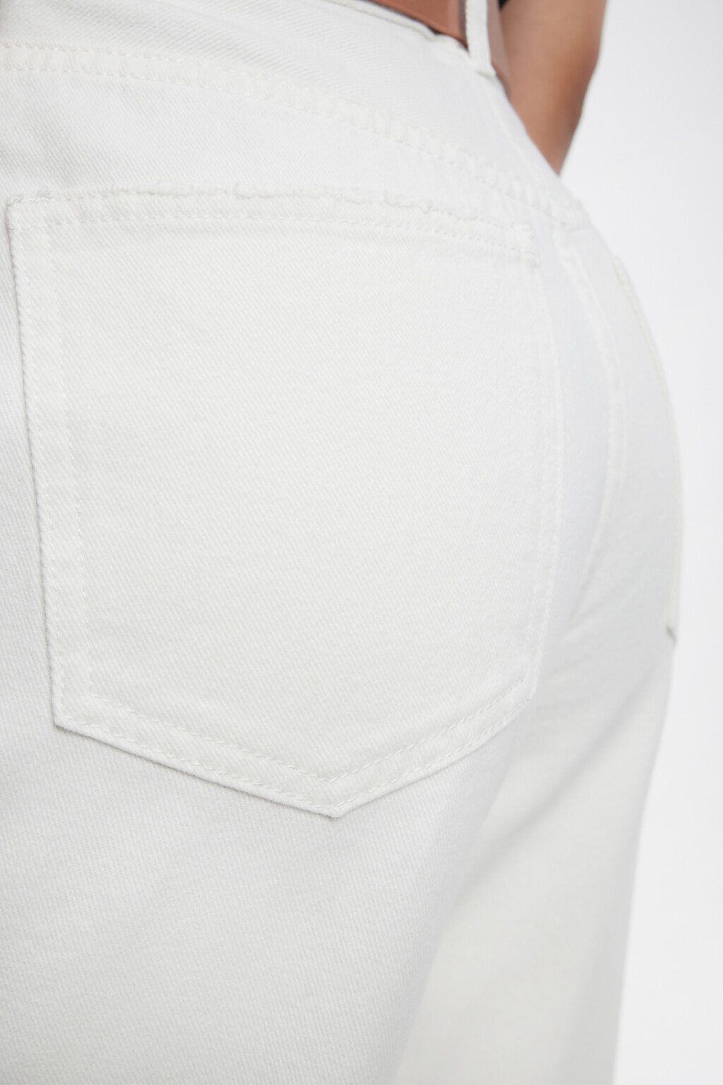 Джинсы mom's классические белые с кожаным ремнем - цвет белый - 6