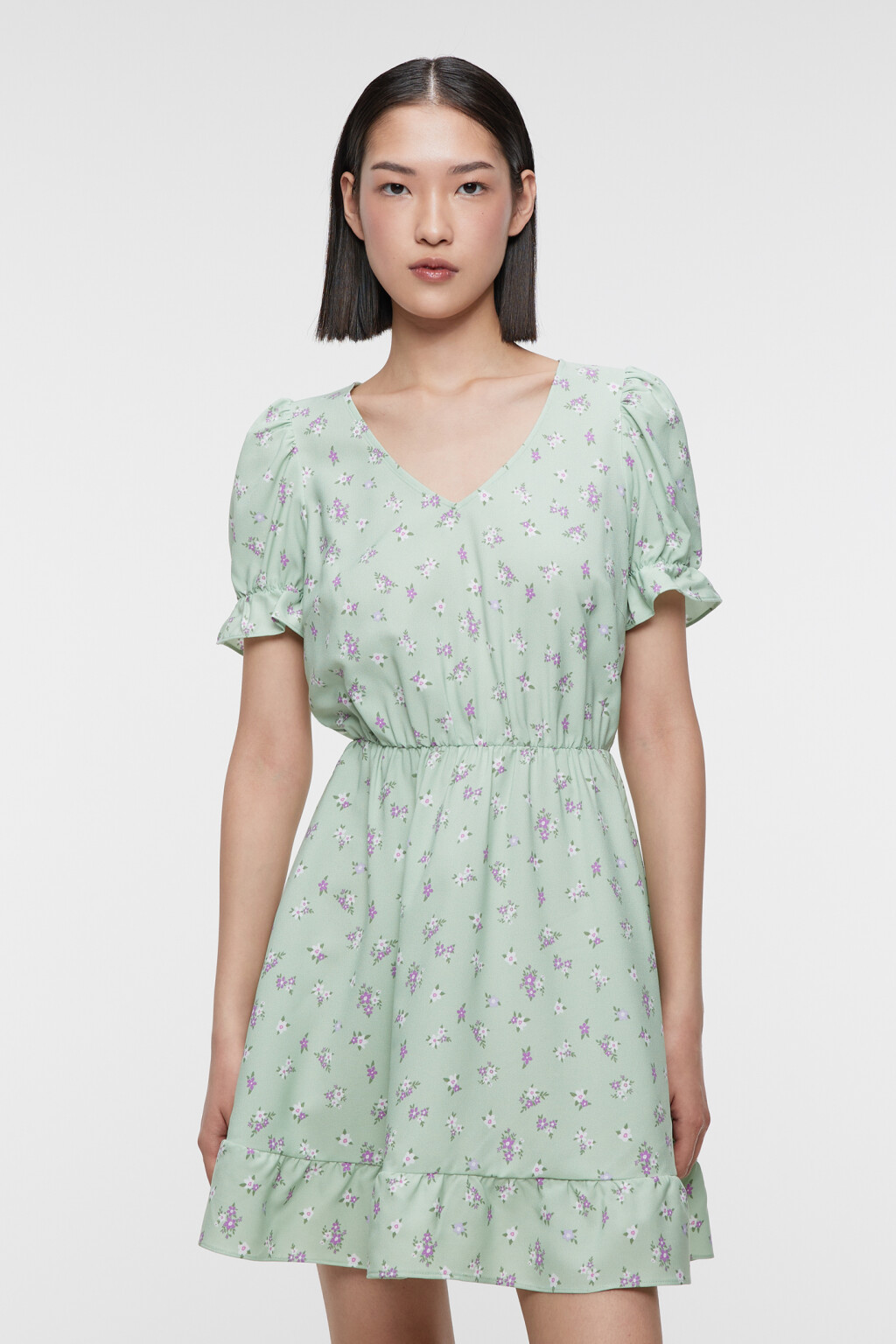 Платье мини приталенное с оборками и V-вырезом - цвет зеленый - 2