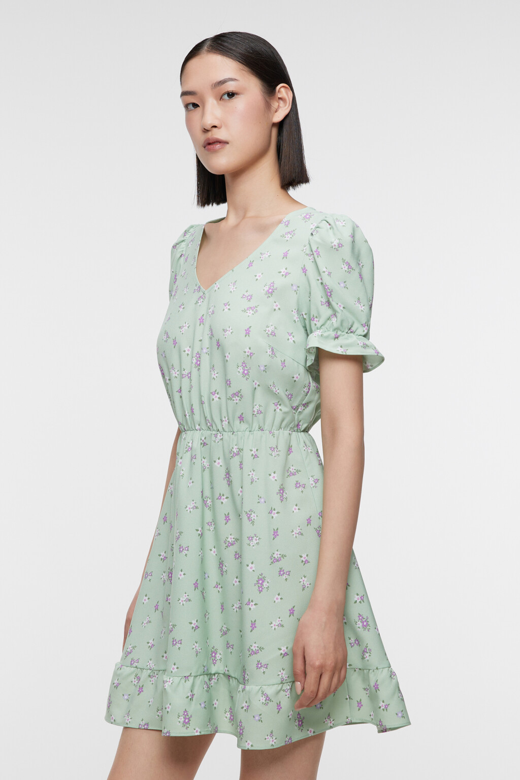 Платье мини приталенное с оборками и V-вырезом - цвет зеленый - 3