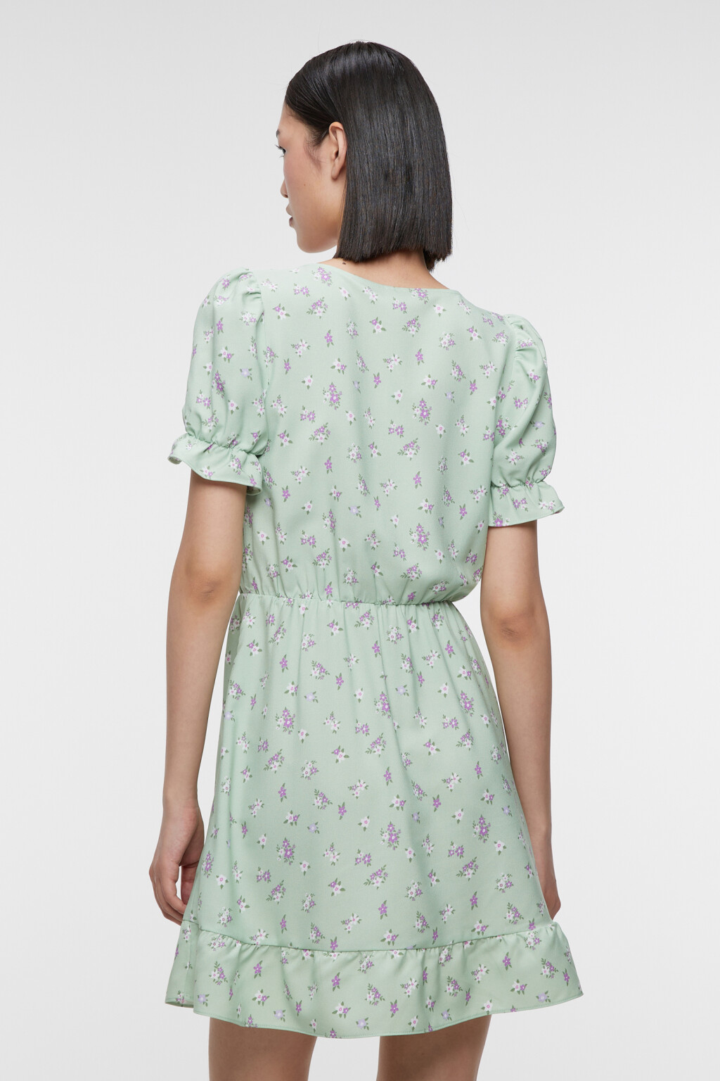 Платье мини приталенное с оборками и V-вырезом - цвет зеленый - 4