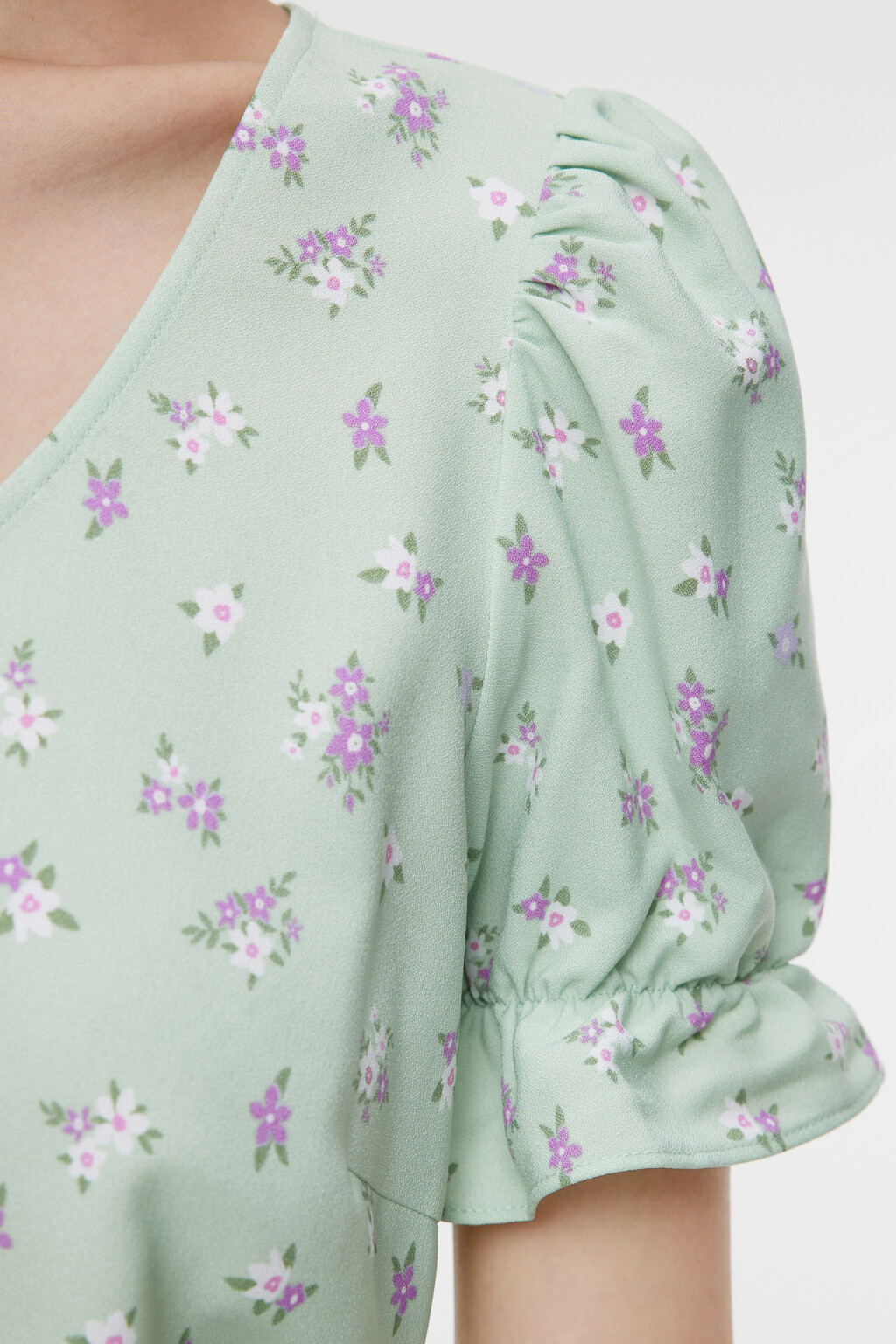 Платье мини приталенное с оборками и V-вырезом - цвет зеленый - 5