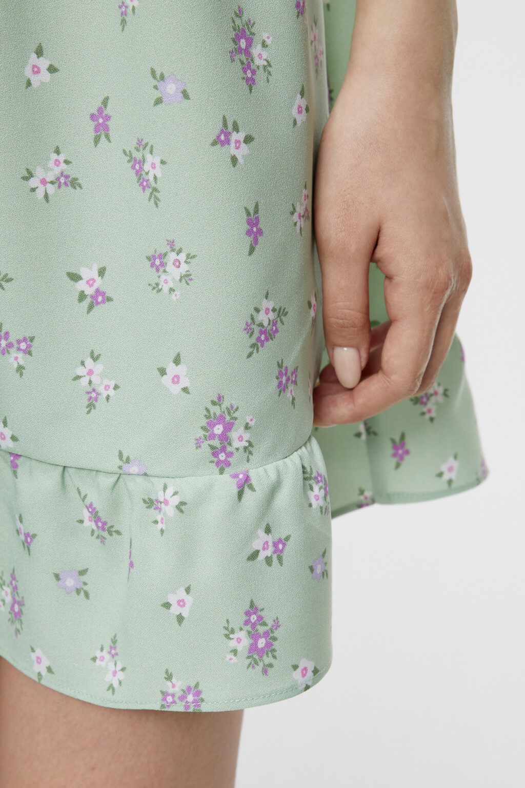 Платье мини приталенное с оборками и V-вырезом - цвет зеленый - 6