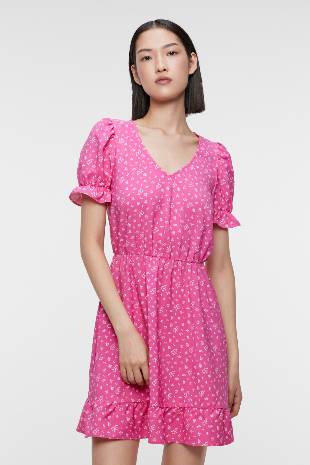 Платье мини приталенное с оборками и V-вырезом - цвет розовый - 2