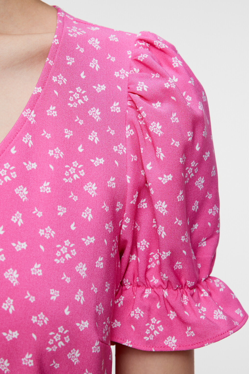 Платье мини приталенное с оборками и V-вырезом - цвет розовый - 5