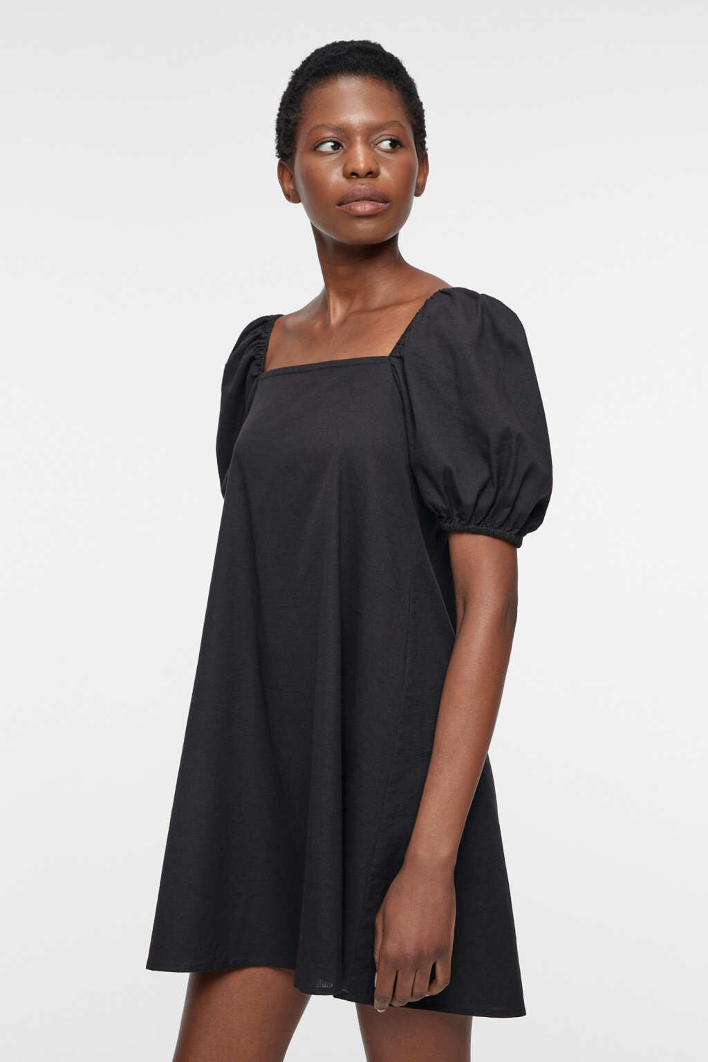 Платье мини свободное льняное с короткими рукавами - цвет черный - 3