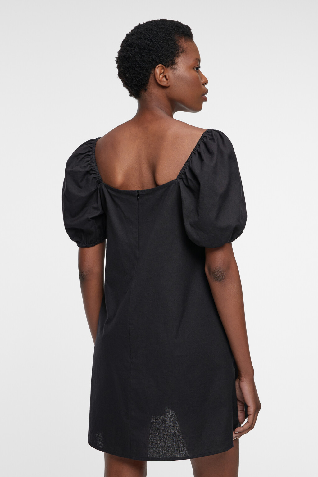 Платье мини свободное льняное с короткими рукавами - цвет черный - 4