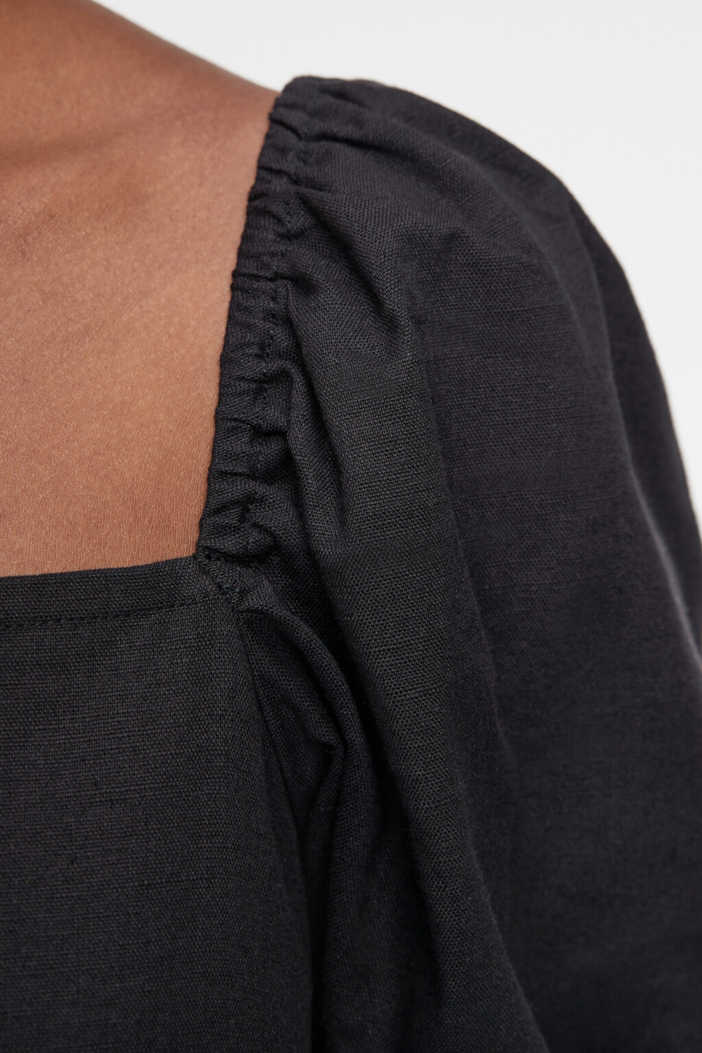 Платье мини свободное льняное с короткими рукавами - цвет черный - 6