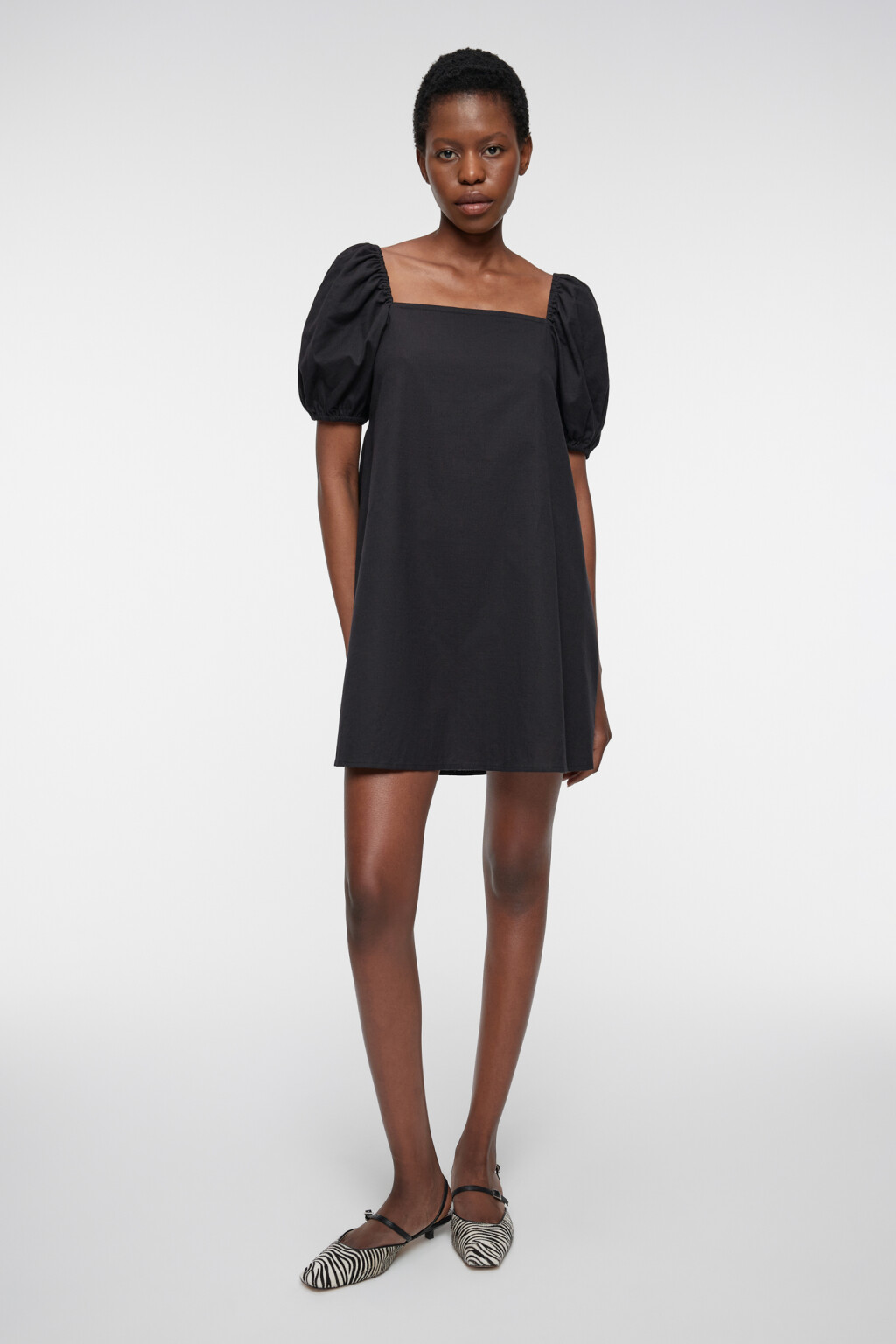 Платье мини свободное льняное с короткими рукавами - цвет черный - 1