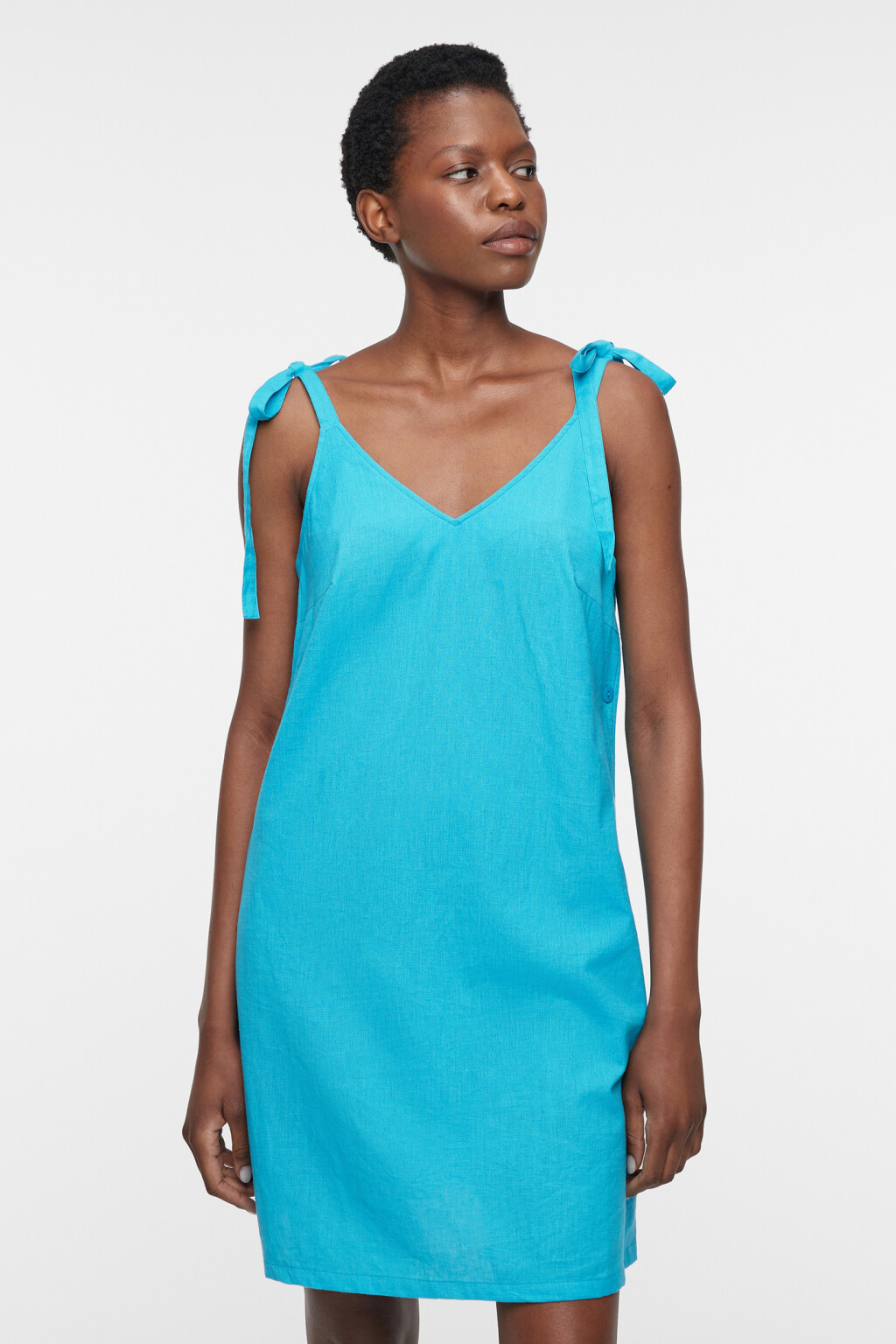 Сарафан мини льняной свободный на тонких бретелях - цвет голубой - 2