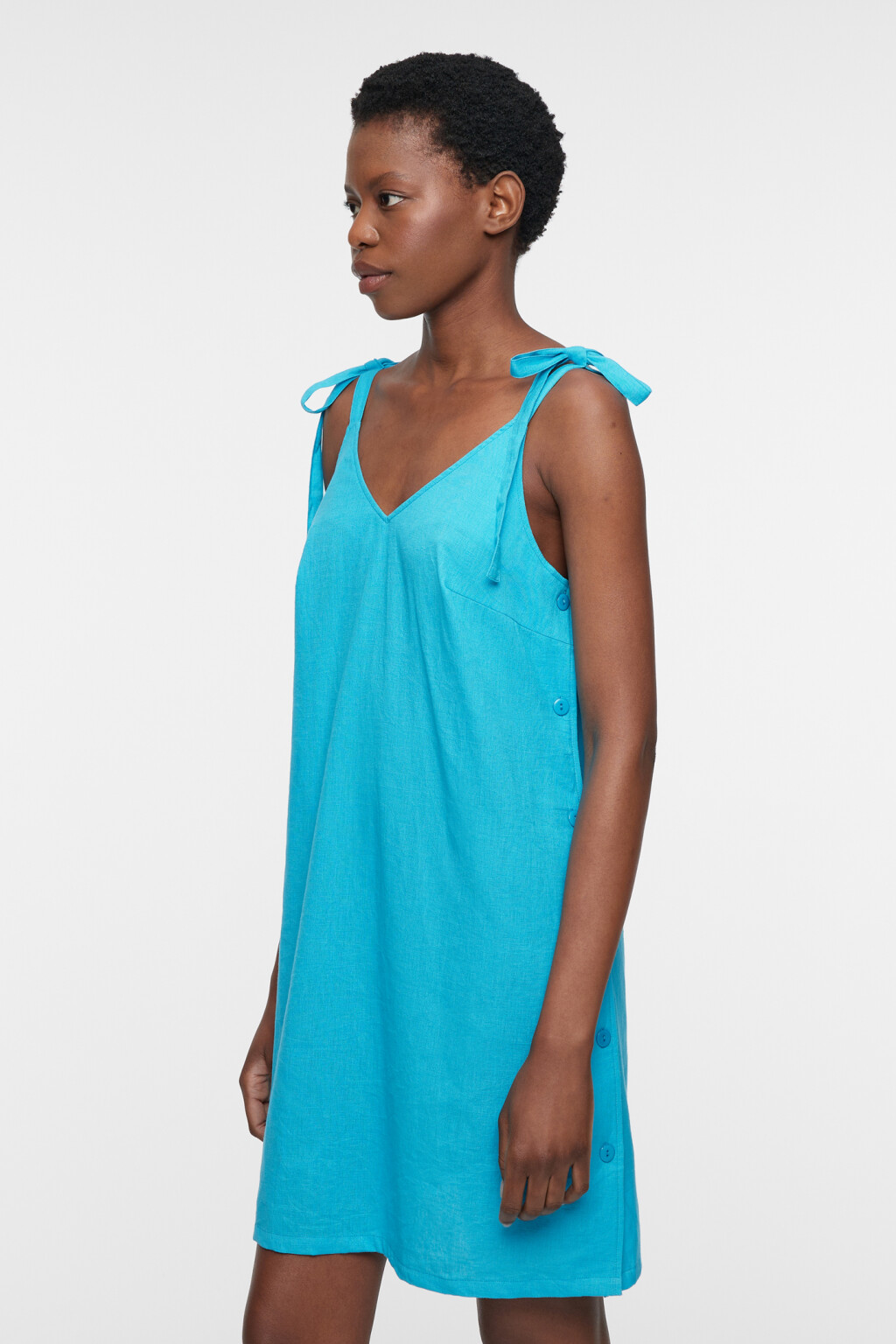 Сарафан мини льняной свободный на тонких бретелях - цвет голубой - 3