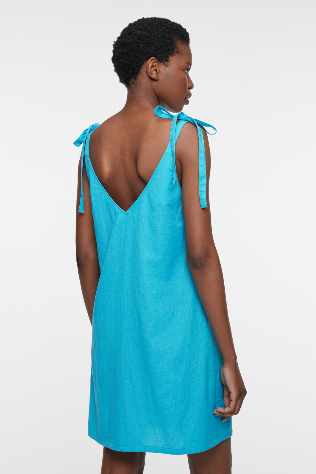 Сарафан мини льняной свободный на тонких бретелях - цвет голубой - 4