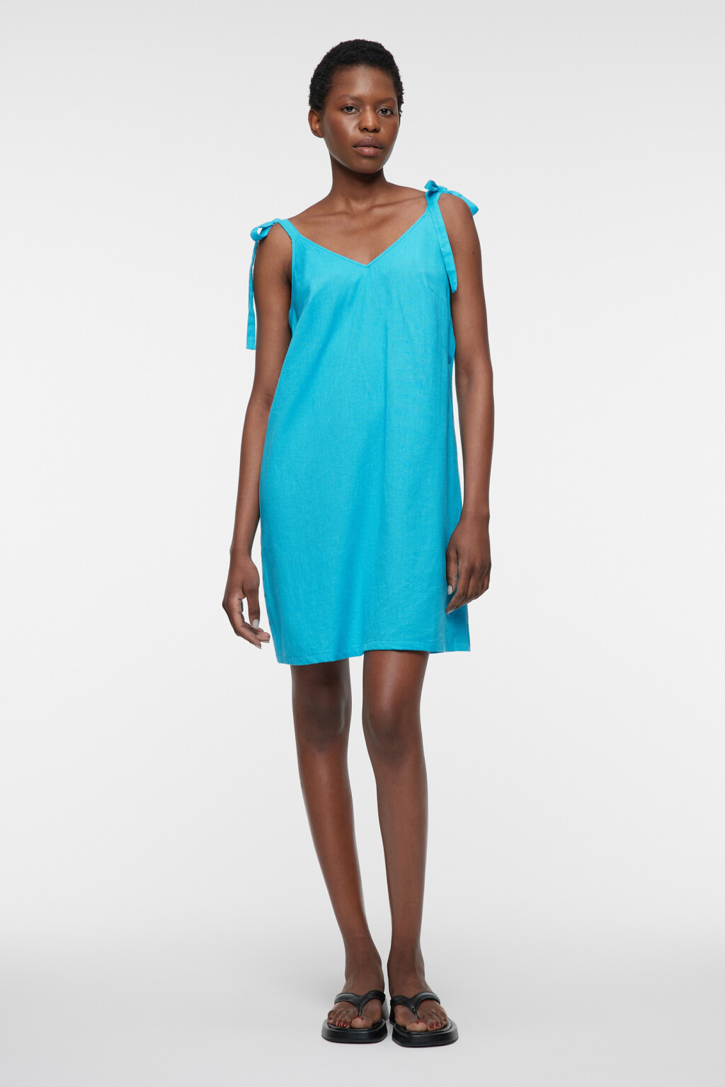 Сарафан мини льняной свободный на тонких бретелях - цвет голубой - 1