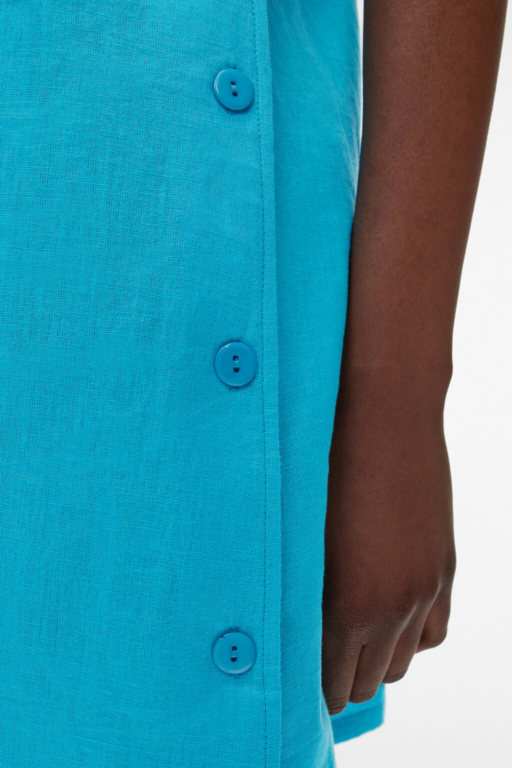 Сарафан мини льняной свободный на тонких бретелях - цвет голубой - 6