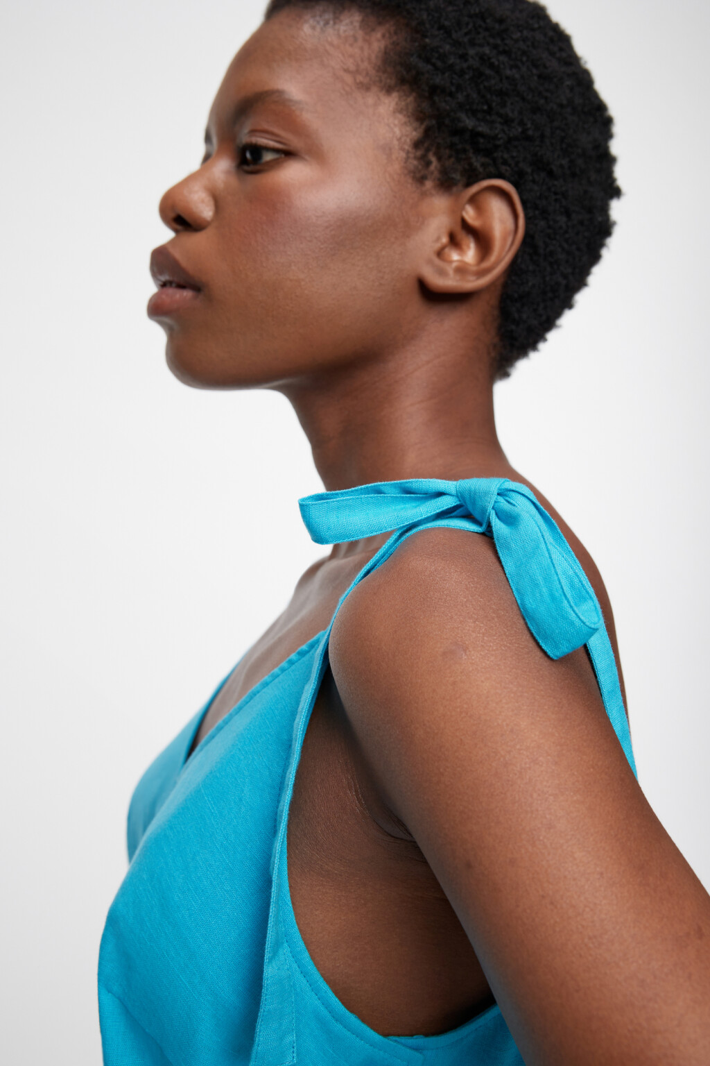 Сарафан мини льняной свободный на тонких бретелях - цвет голубой - 7