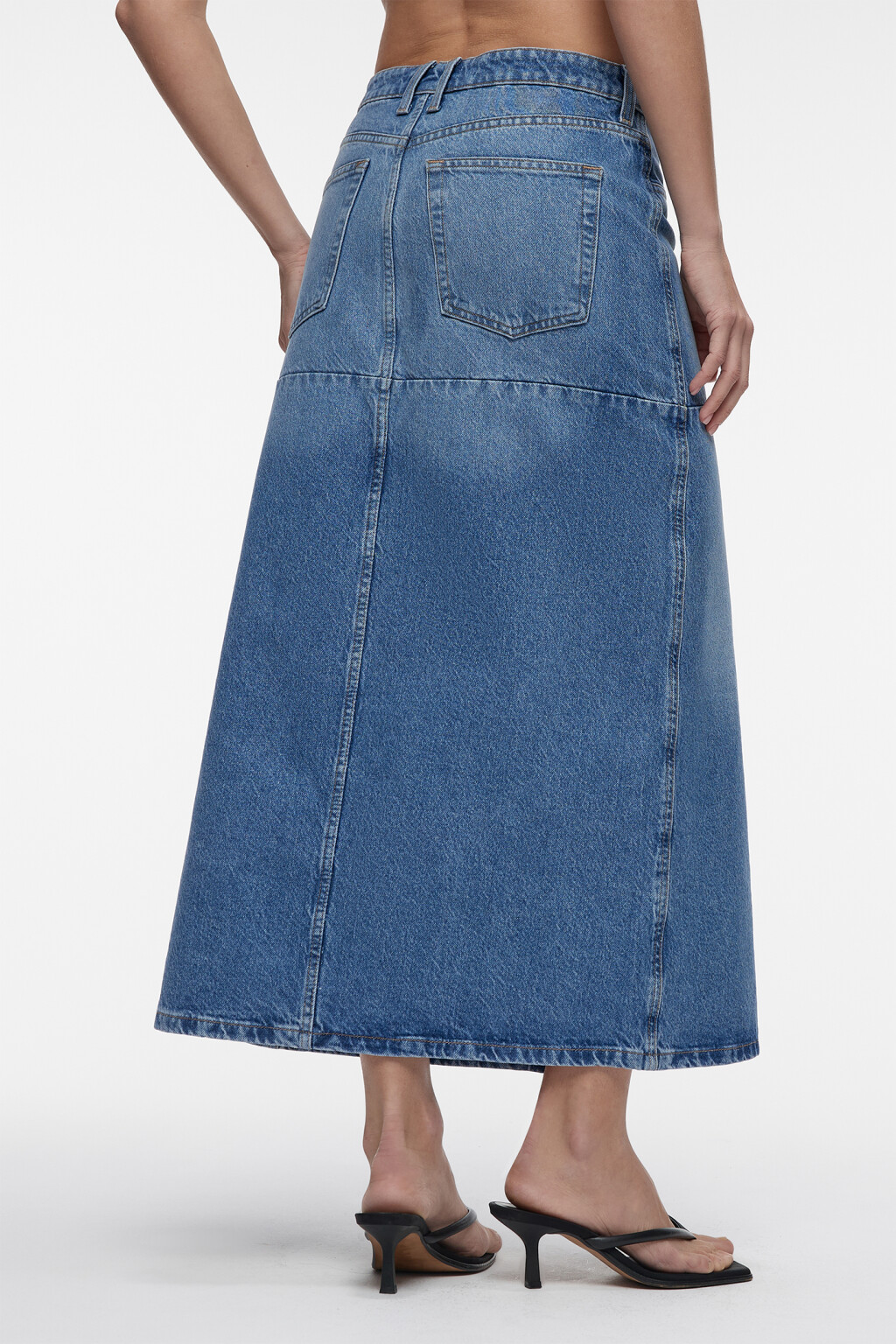 Юбка миди джинсовая с низкой посадкой и разрезом спереди - цвет голубой - 4