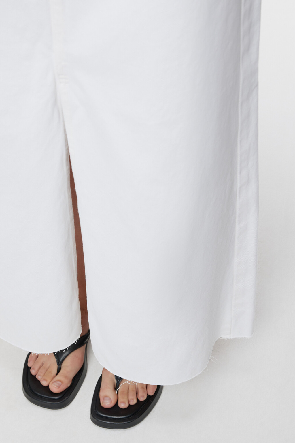 Юбка-трапеция макси джинсовая с разрезом спереди - цвет белый - 6