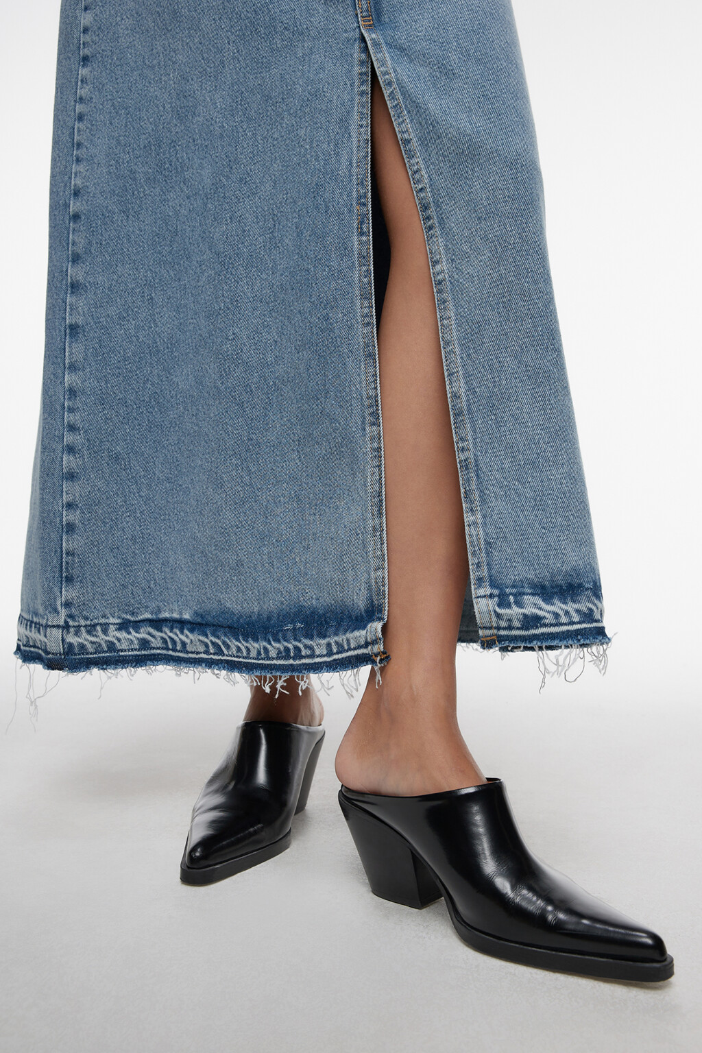 Юбка-трапеция макси джинсовая с открытыми срезами - цвет голубой - 6