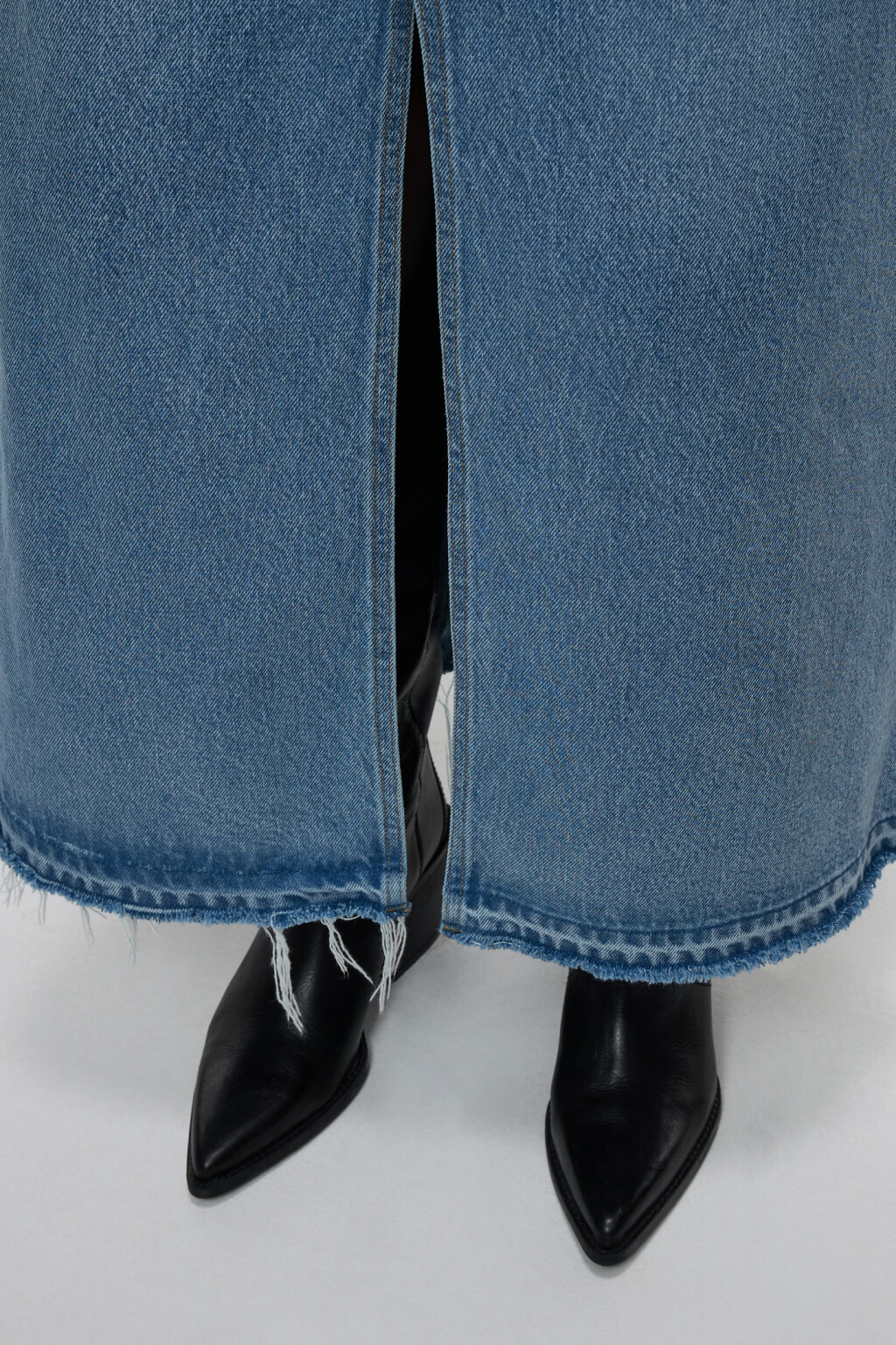 Юбка-трапеция макси джинсовая с открытыми срезами - цвет голубой - 7