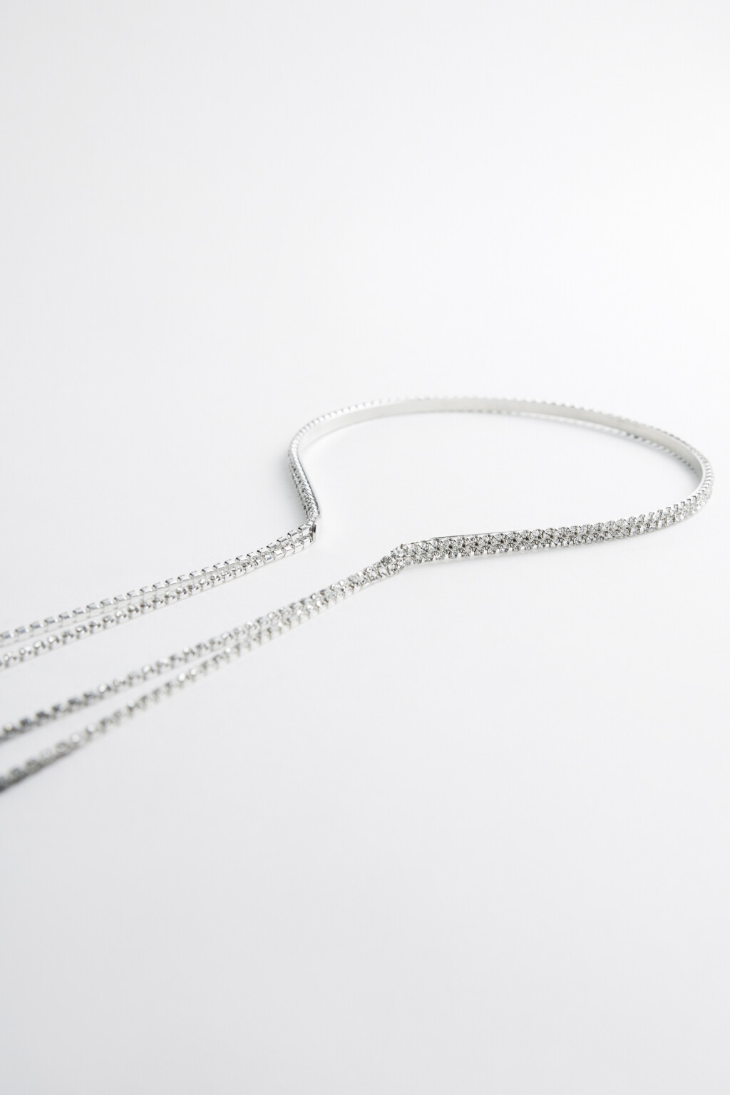 Ободок тонкий металлический с подвесками и стразами - цвет серый - 2