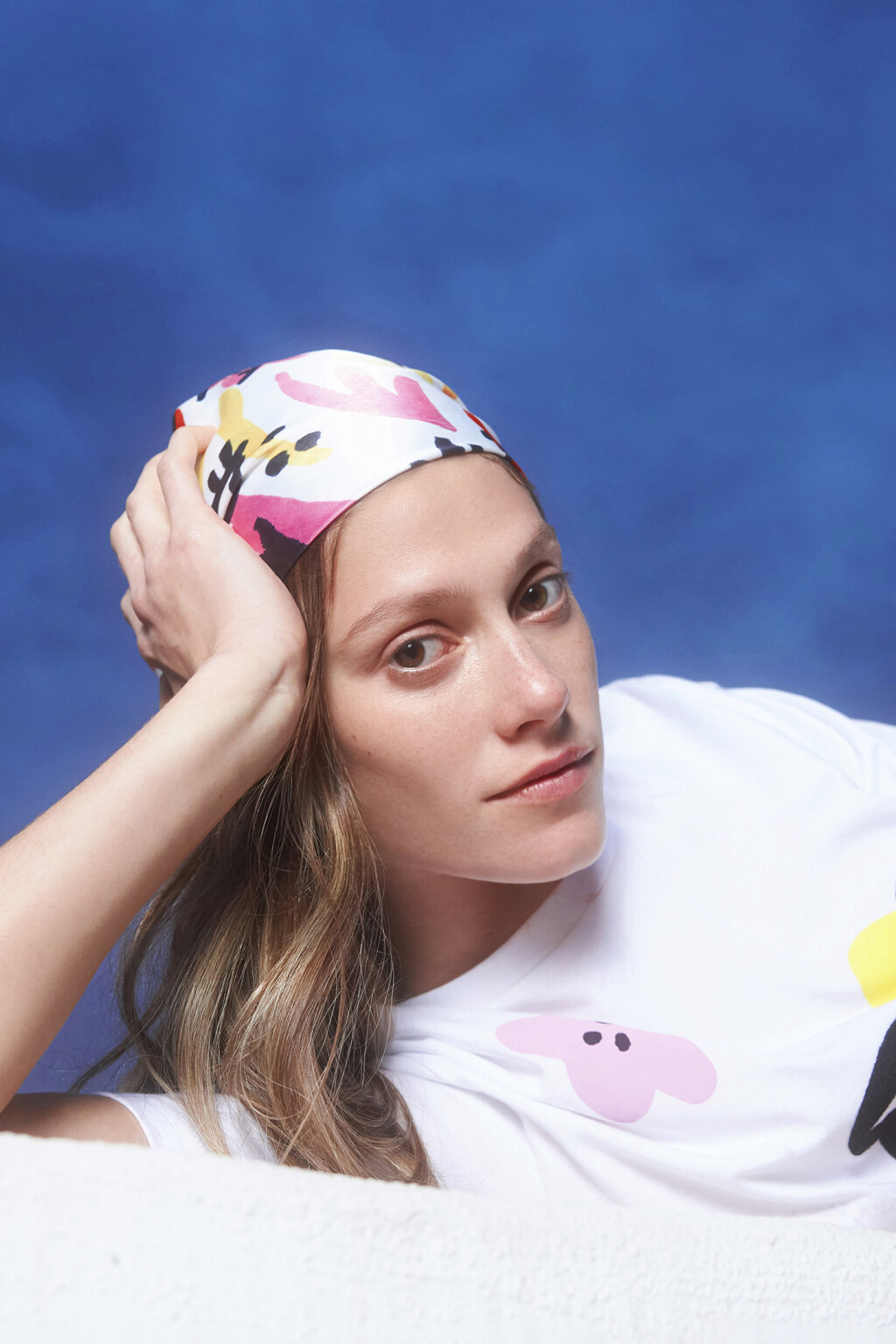 Платок квадратный атласный с принтом-абстракцией - цвет мультиколор - 4