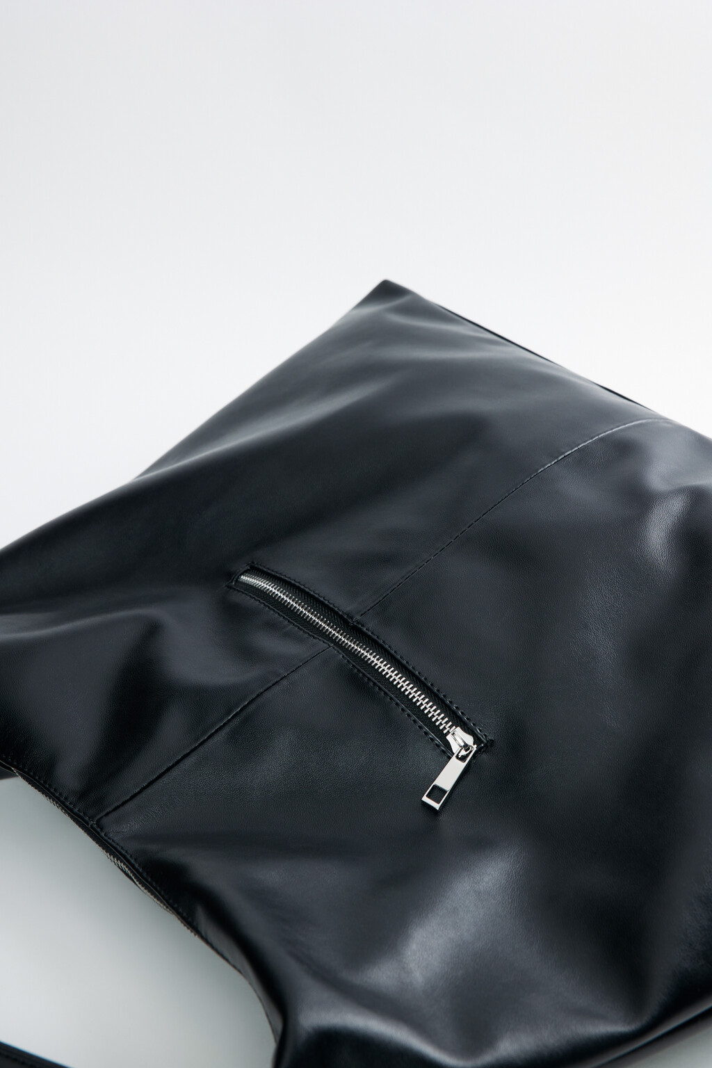 Сумка-тоут мягкая кожаная с блестящим эффектом - цвет черный - 4
