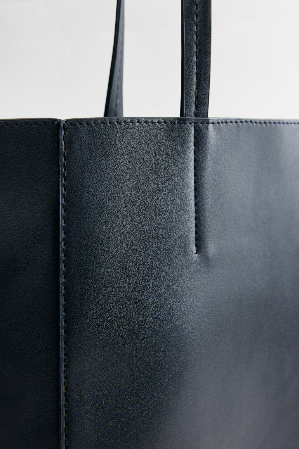 Сумка-шопер из исусственной кожи с ручками на плечо - цвет черный - 4