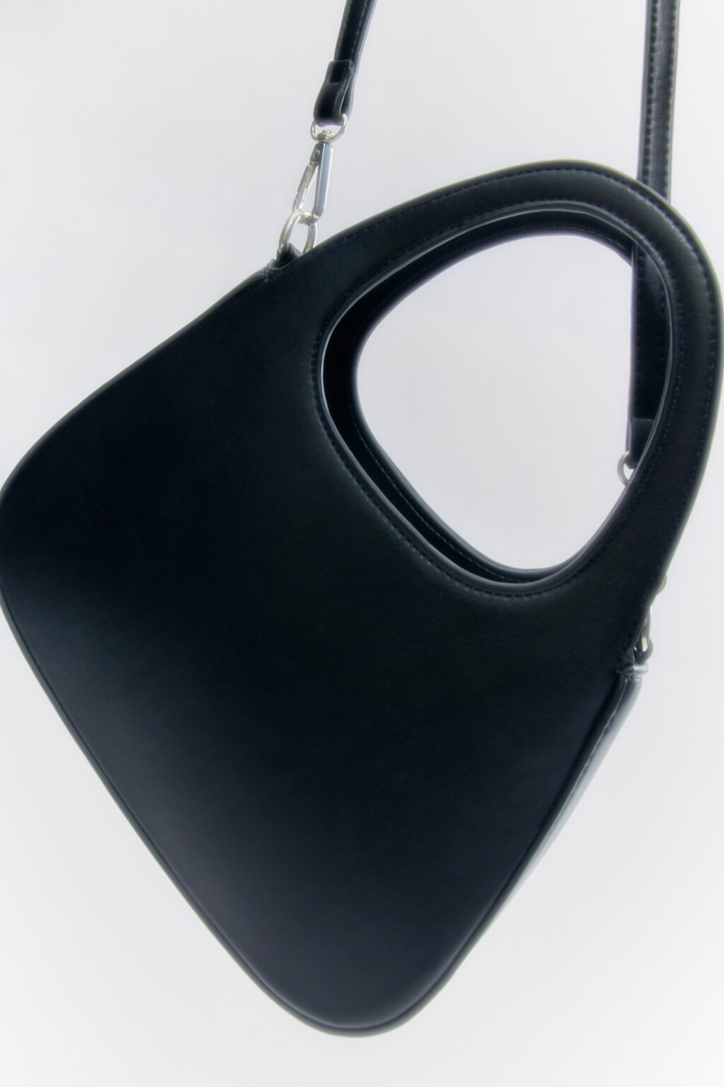 Сумка-кроссбоди из искусственной кожи с круглыми ручками - цвет черный - 5