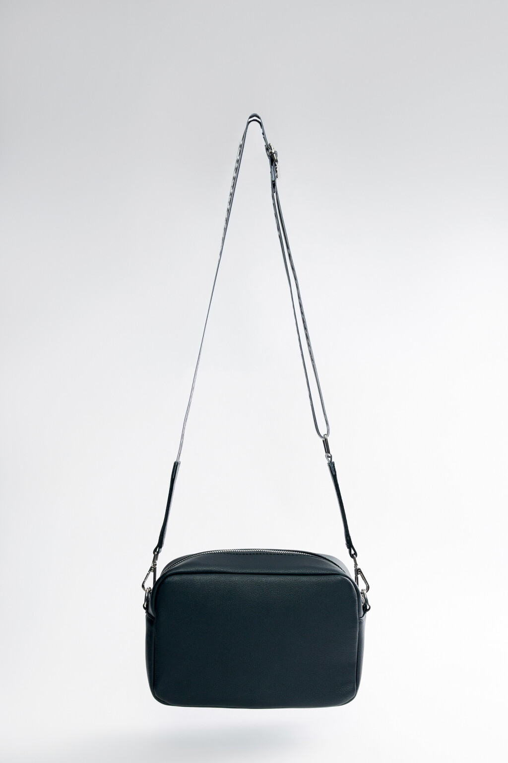 Сумка-кроссбоди из искусственной кожи с широким текстильным ремешком - цвет черный - 2