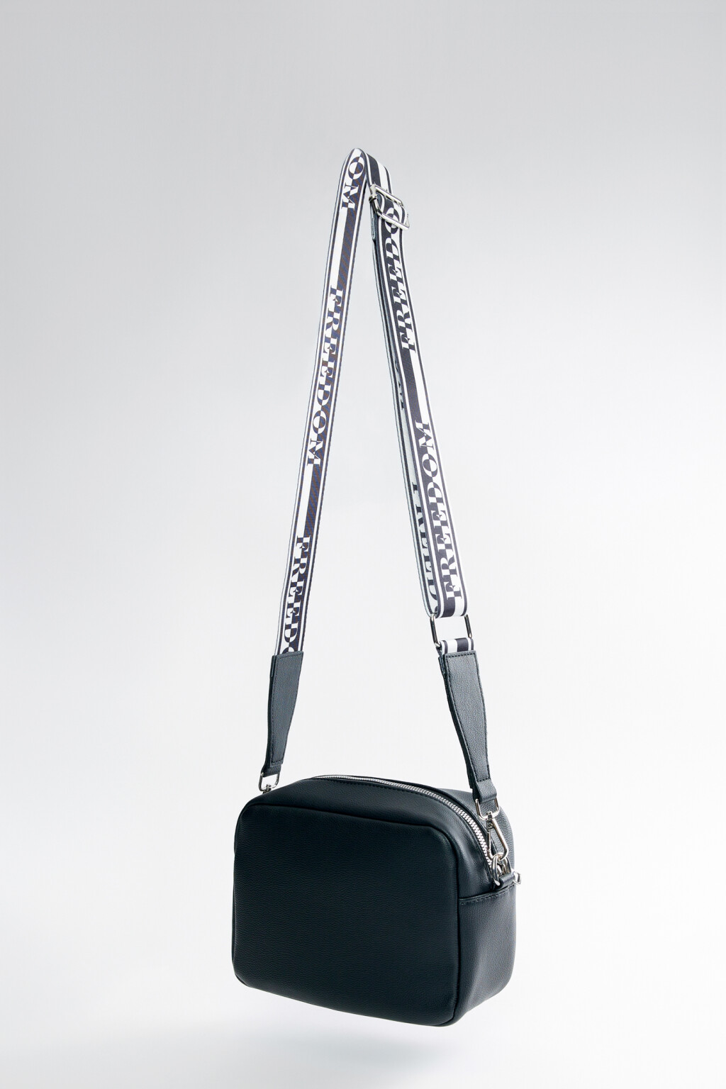 Сумка-кроссбоди из искусственной кожи с широким текстильным ремешком - цвет черный - 3