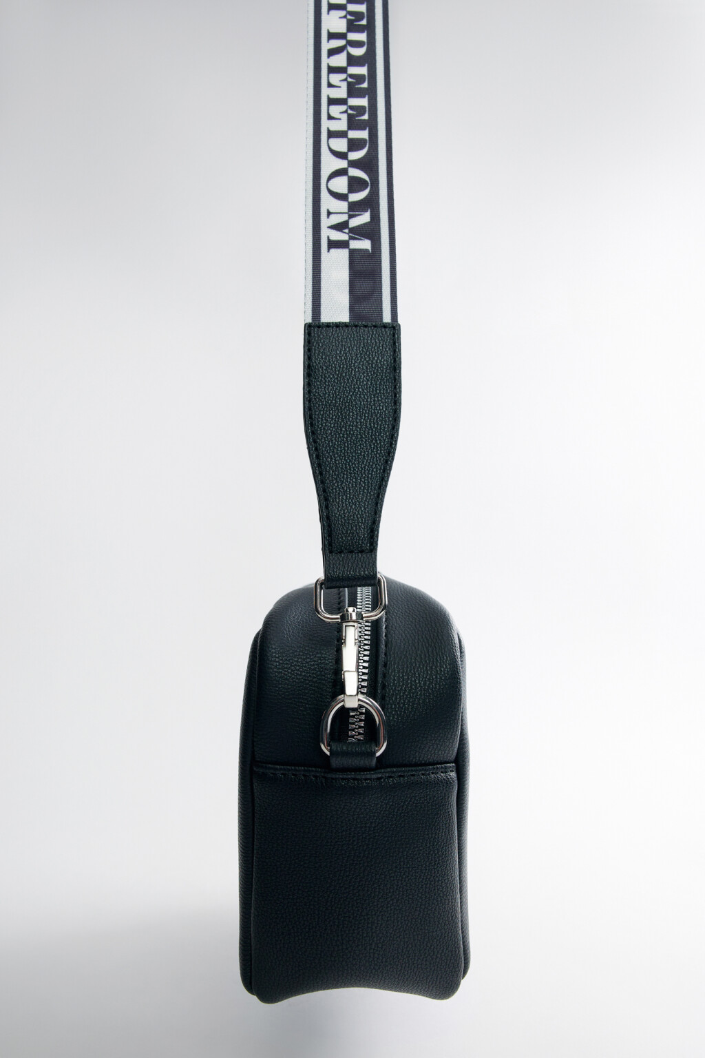 Сумка-кроссбоди из искусственной кожи с широким текстильным ремешком - цвет черный - 4