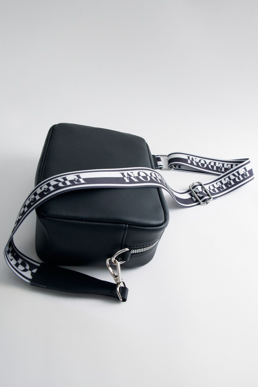Сумка-кроссбоди из искусственной кожи с широким текстильным ремешком - цвет черный - 5
