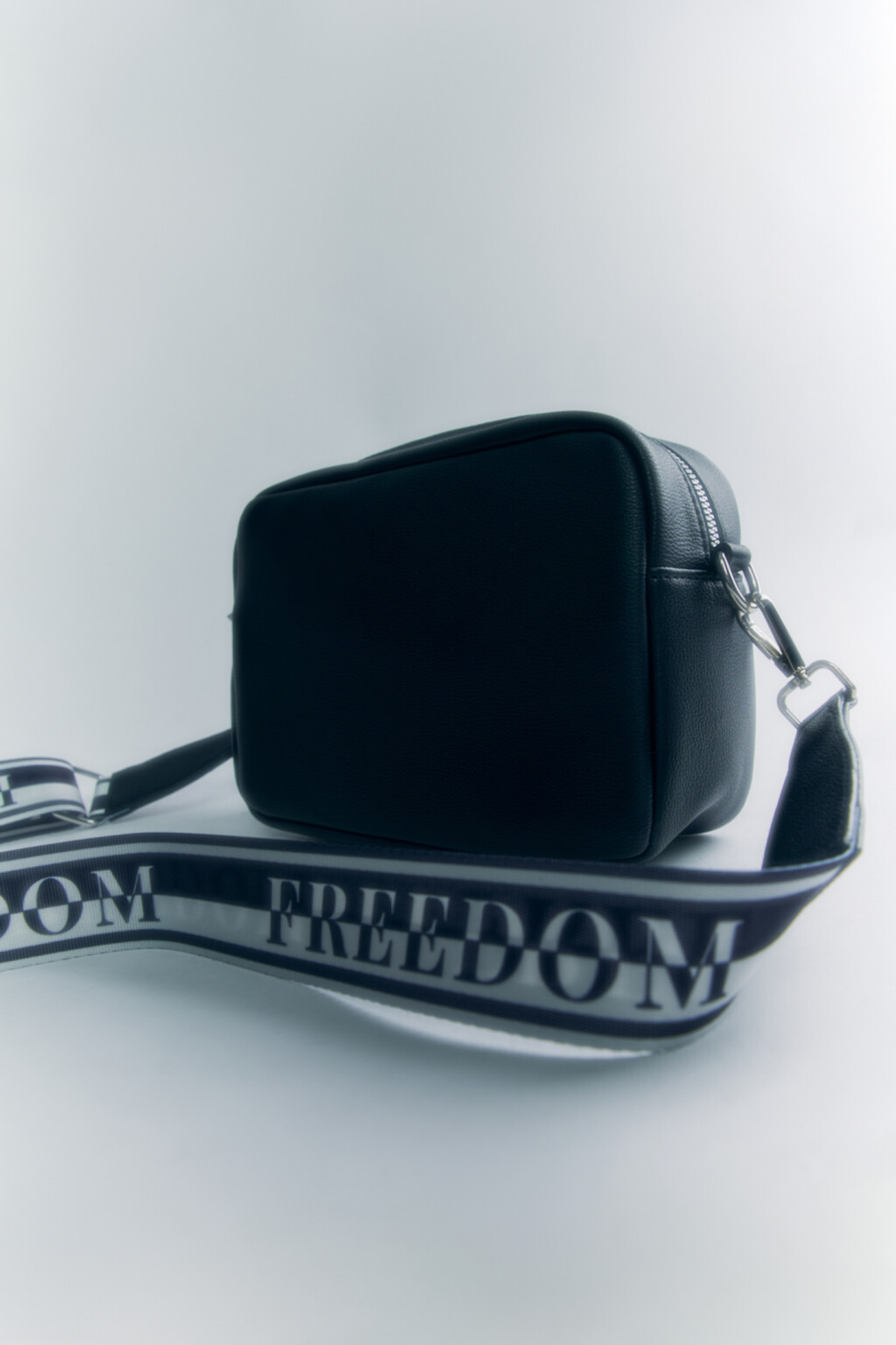 Сумка-кроссбоди из искусственной кожи с широким текстильным ремешком - цвет черный - 1