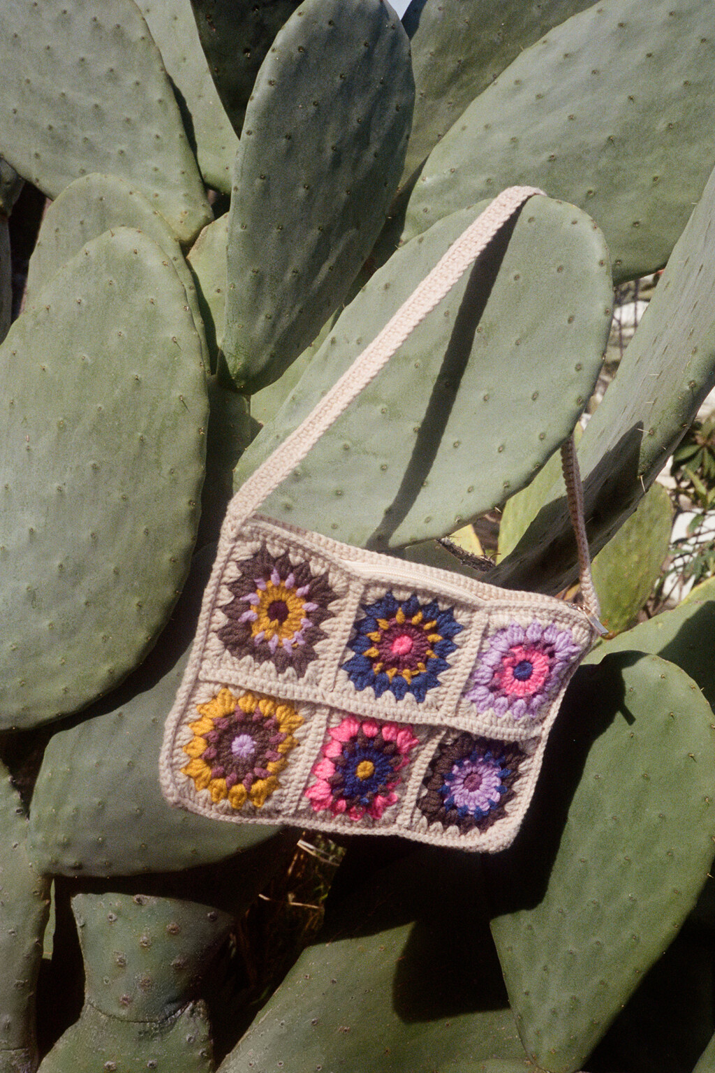 Сумка на плечо вязаная ажурная с цветными вставками - цвет мультиколор - 8