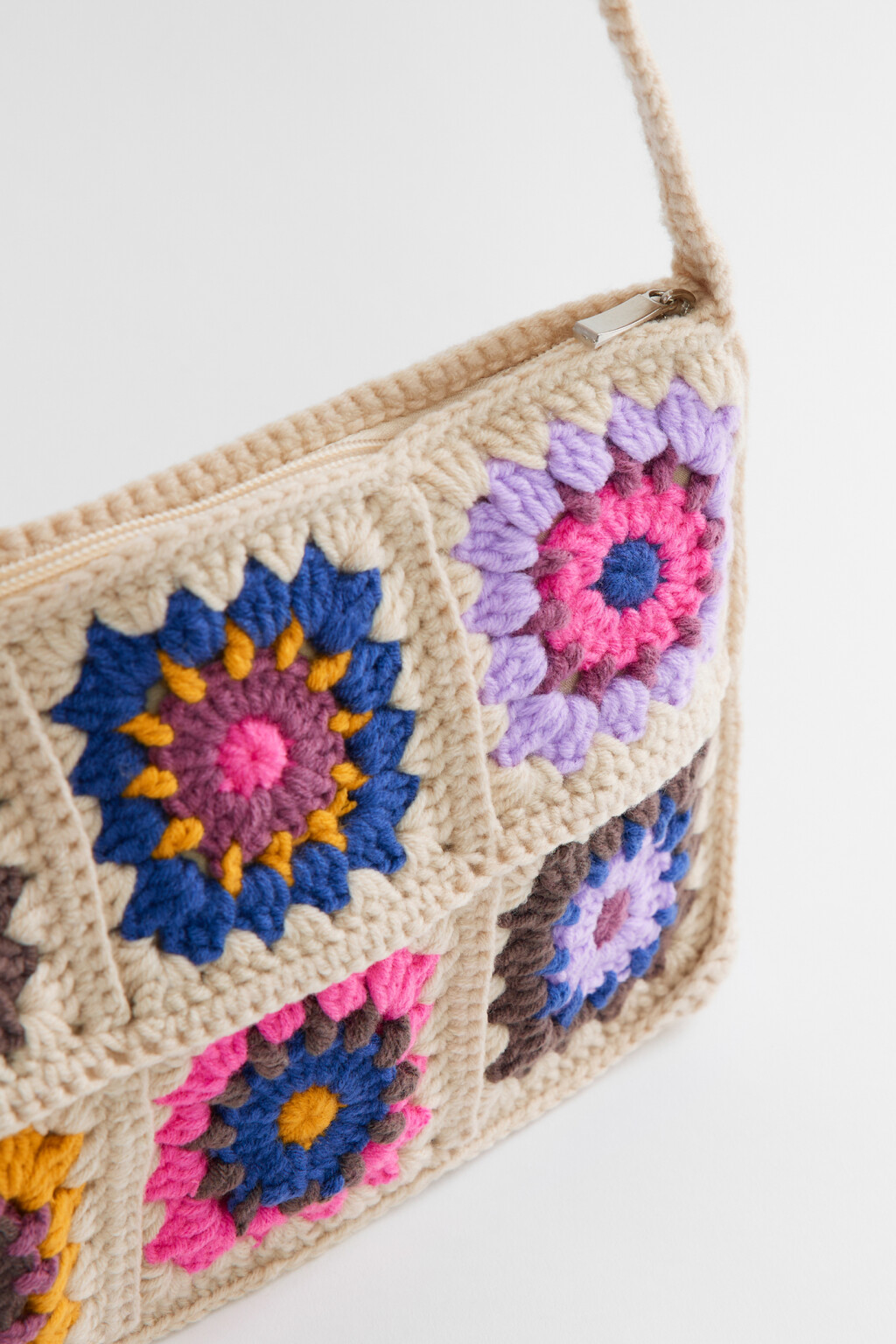 Сумка на плечо вязаная ажурная с цветными вставками - цвет мультиколор - 3