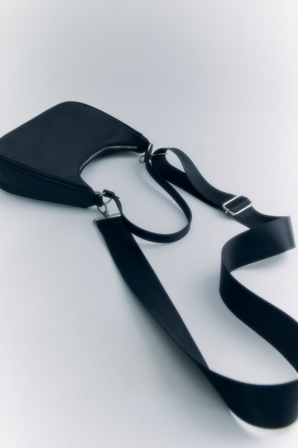 Сумка-багет текстильная однотонная с ремнем на плечо - цвет черный - 7