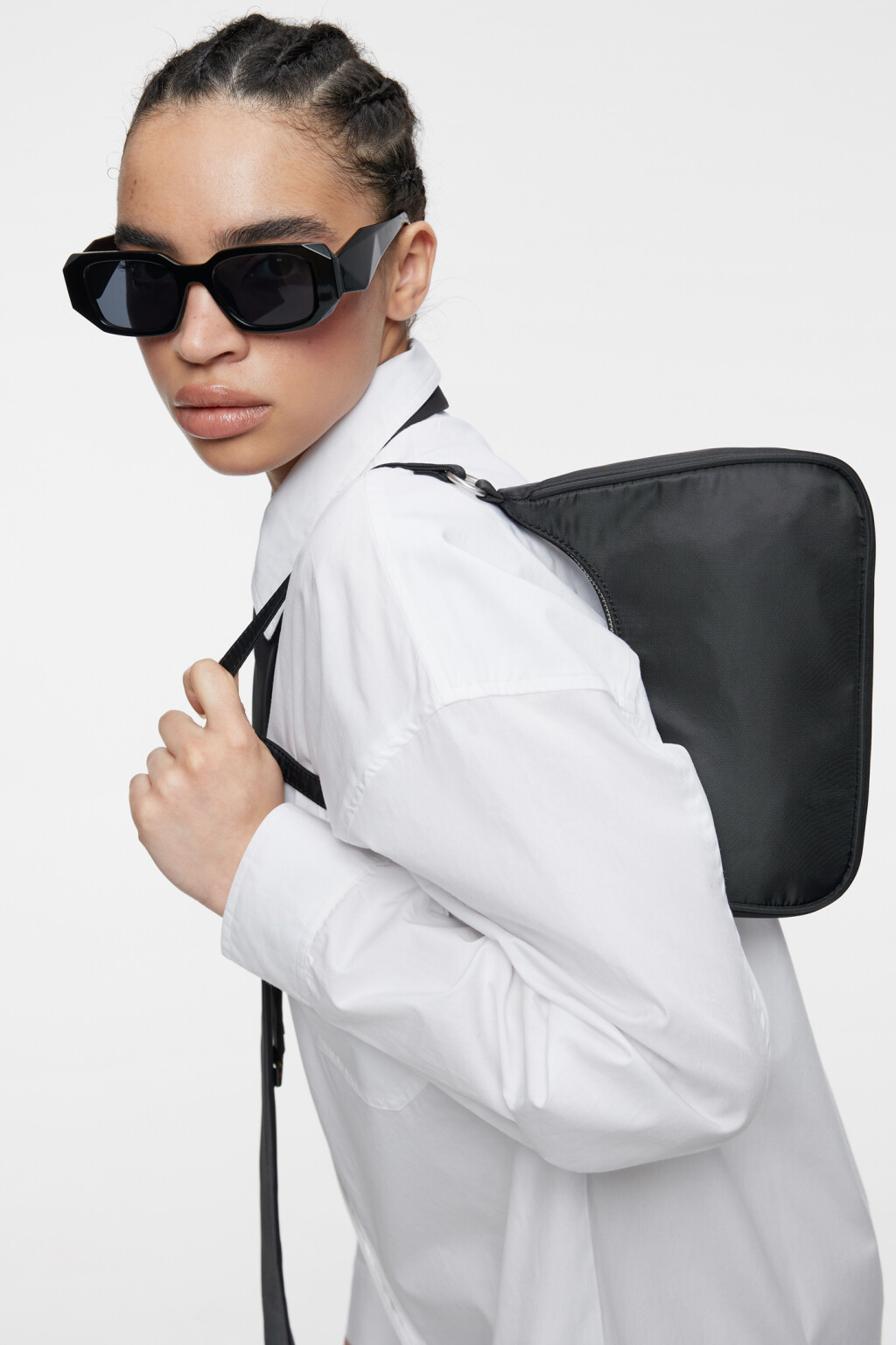 Сумка-багет текстильная однотонная с ремнем на плечо - цвет черный - 2