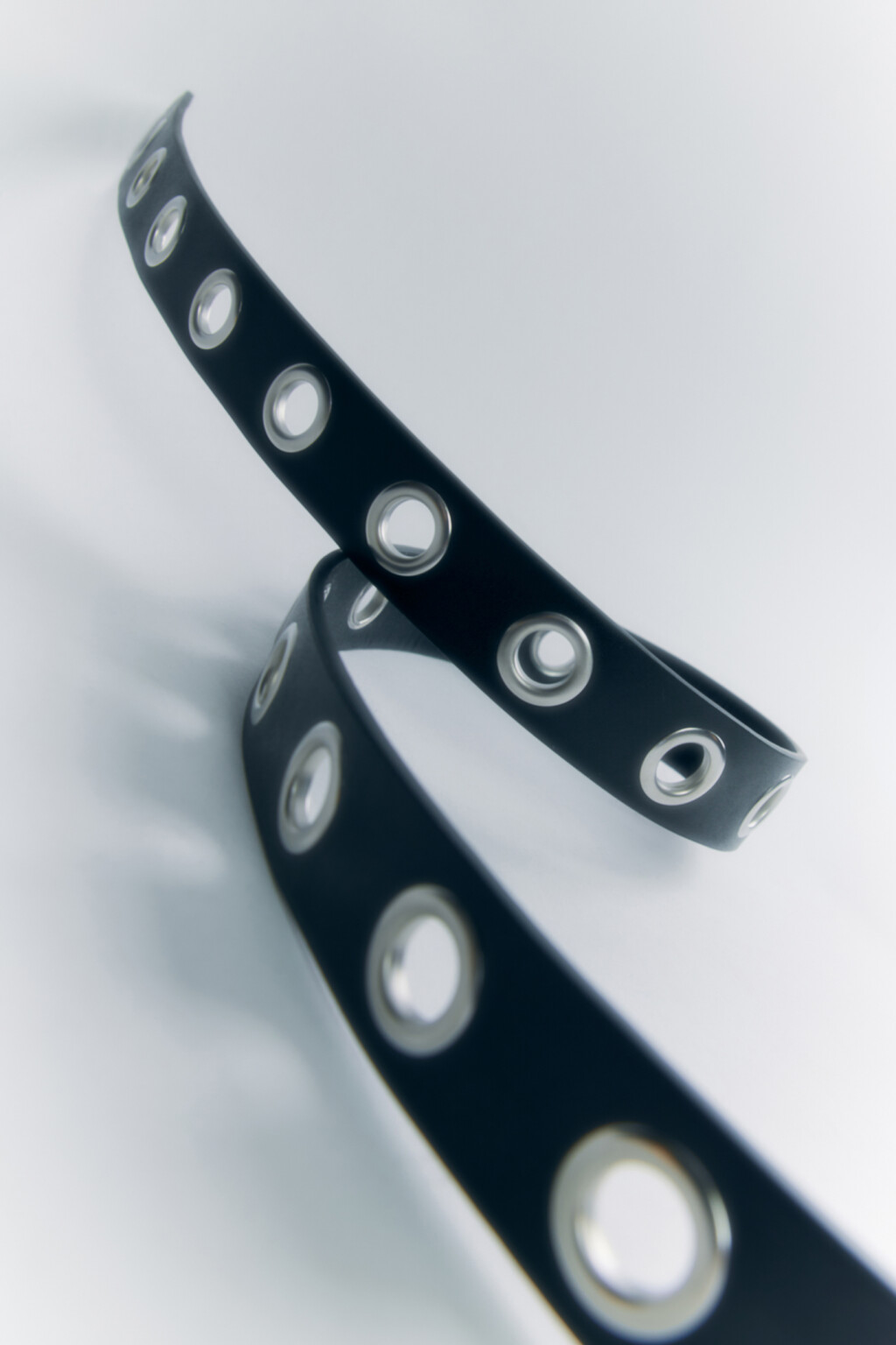 Ремень брючный из искусственной кожи с крупными люверсами - цвет черный - 4